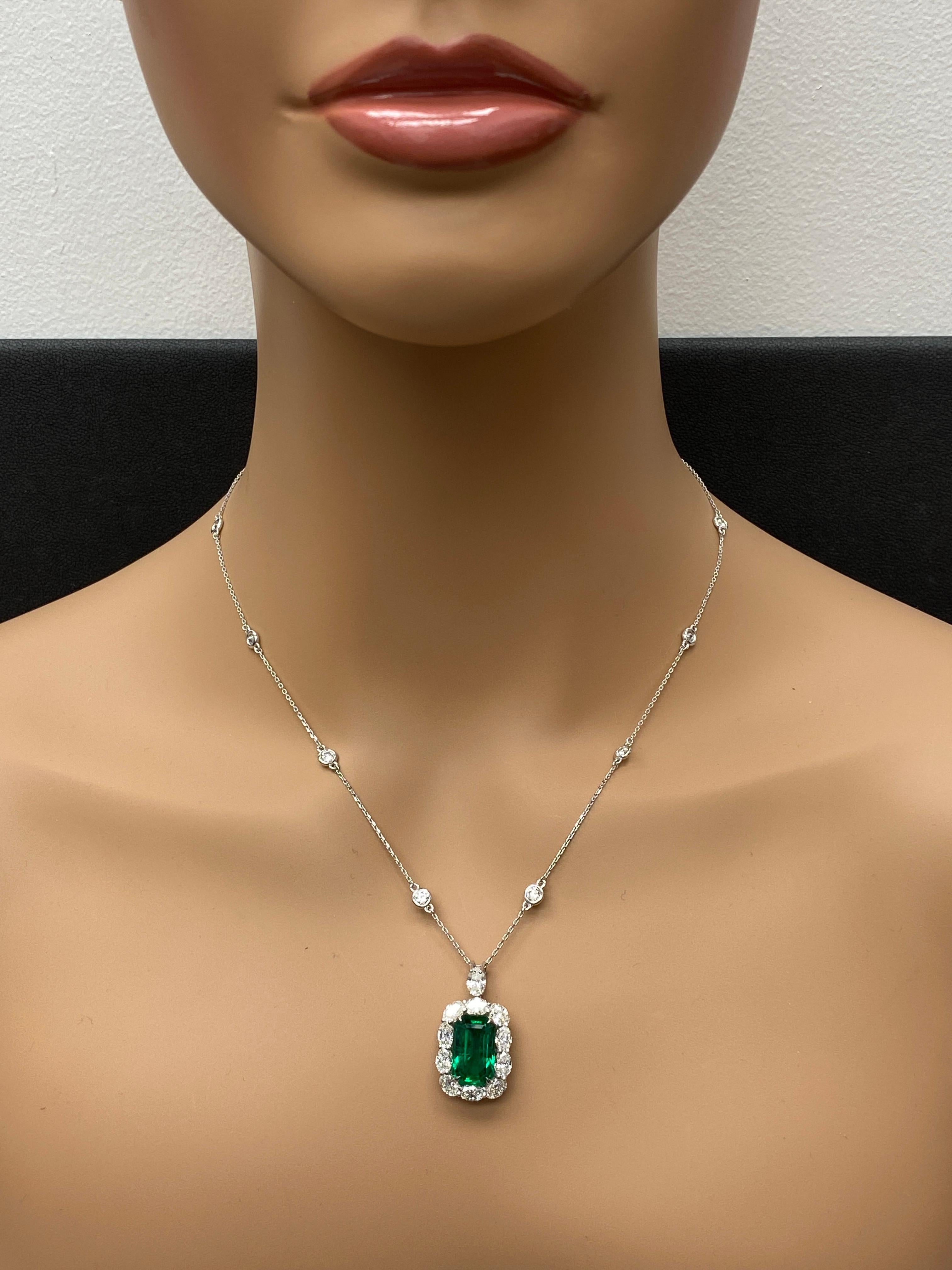 Art Déco Collana con diamanti e smeraldo da 5,62 carati in oro bianco 18K in vendita