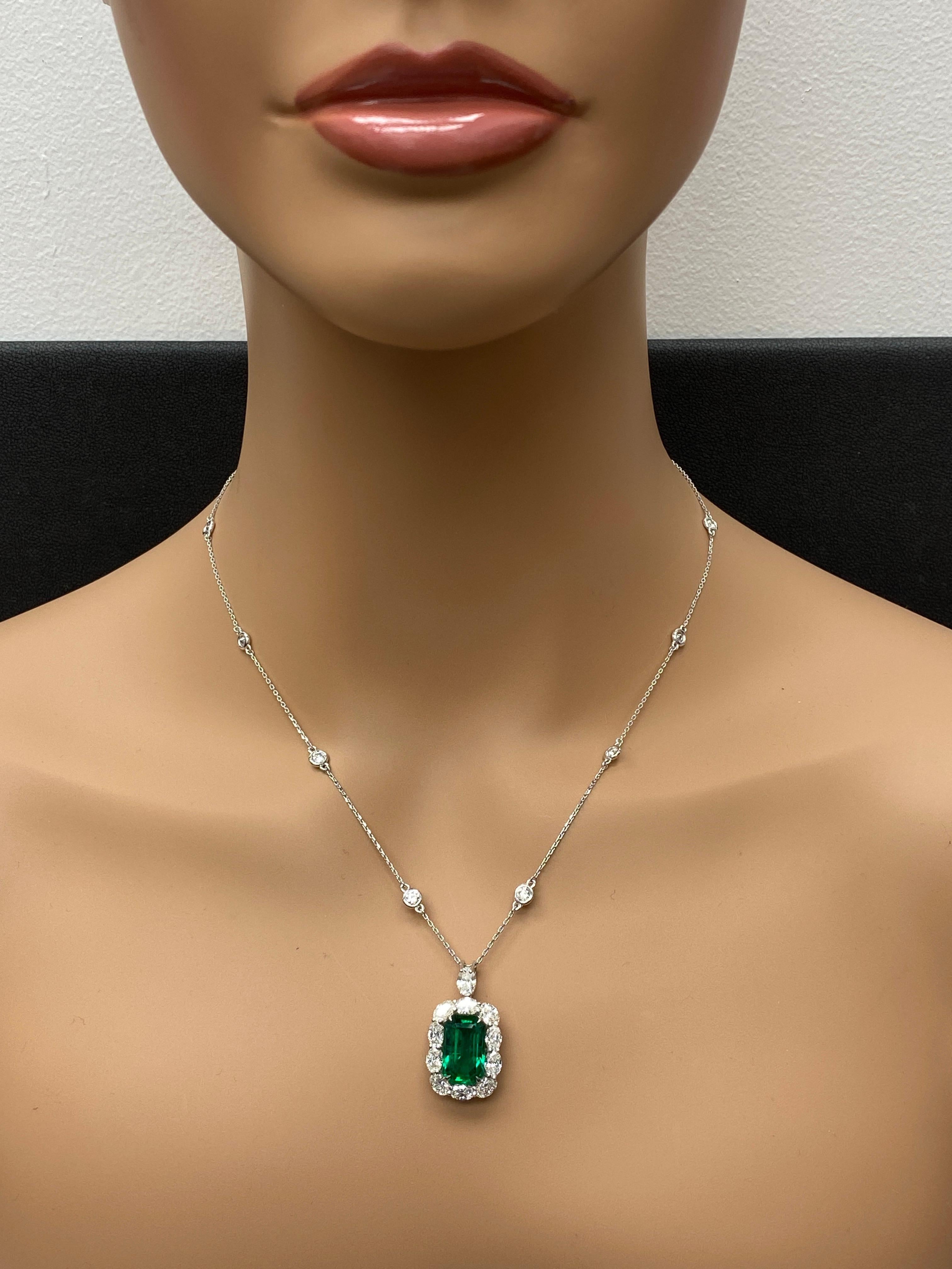 Taglio smeraldo Collana con diamanti e smeraldo da 5,62 carati in oro bianco 18K in vendita