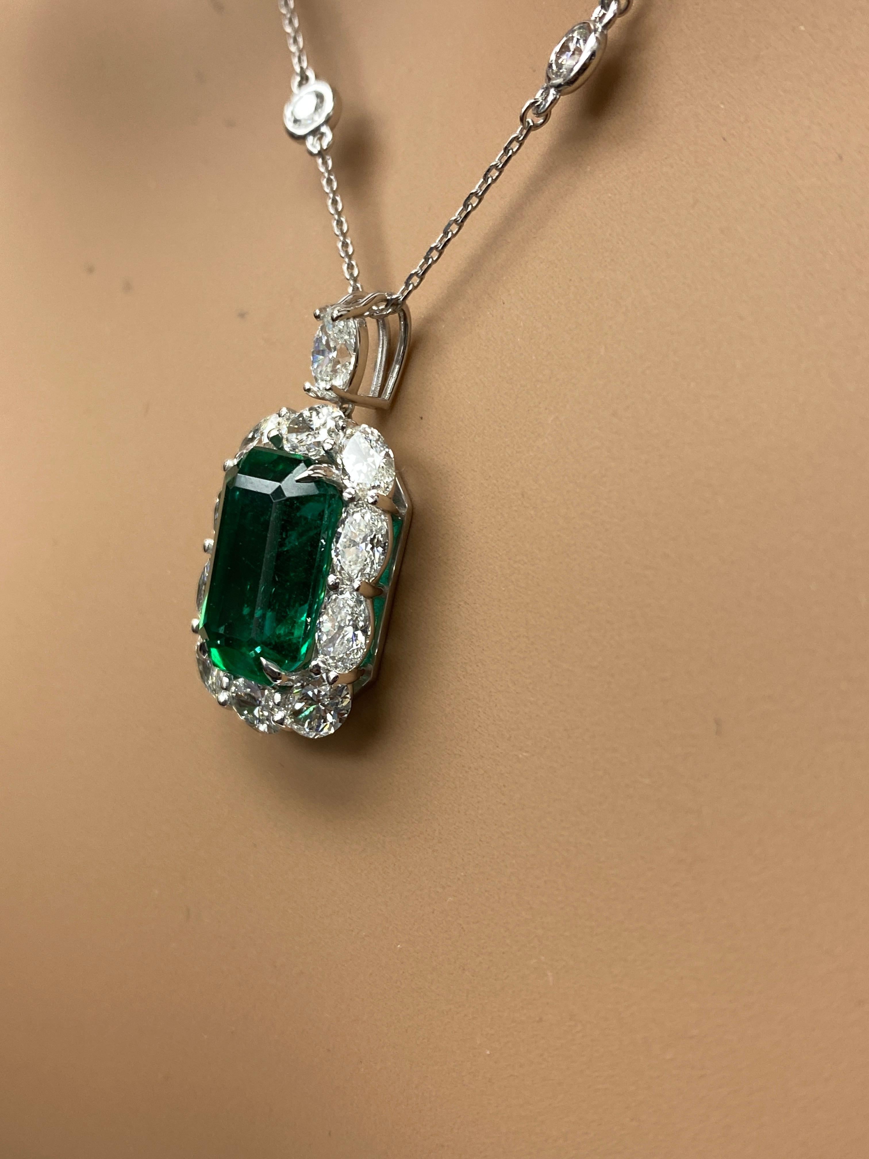 Collana con diamanti e smeraldo da 5,62 carati in oro bianco 18K In condizioni Nuovo in vendita a NEW YORK, NY