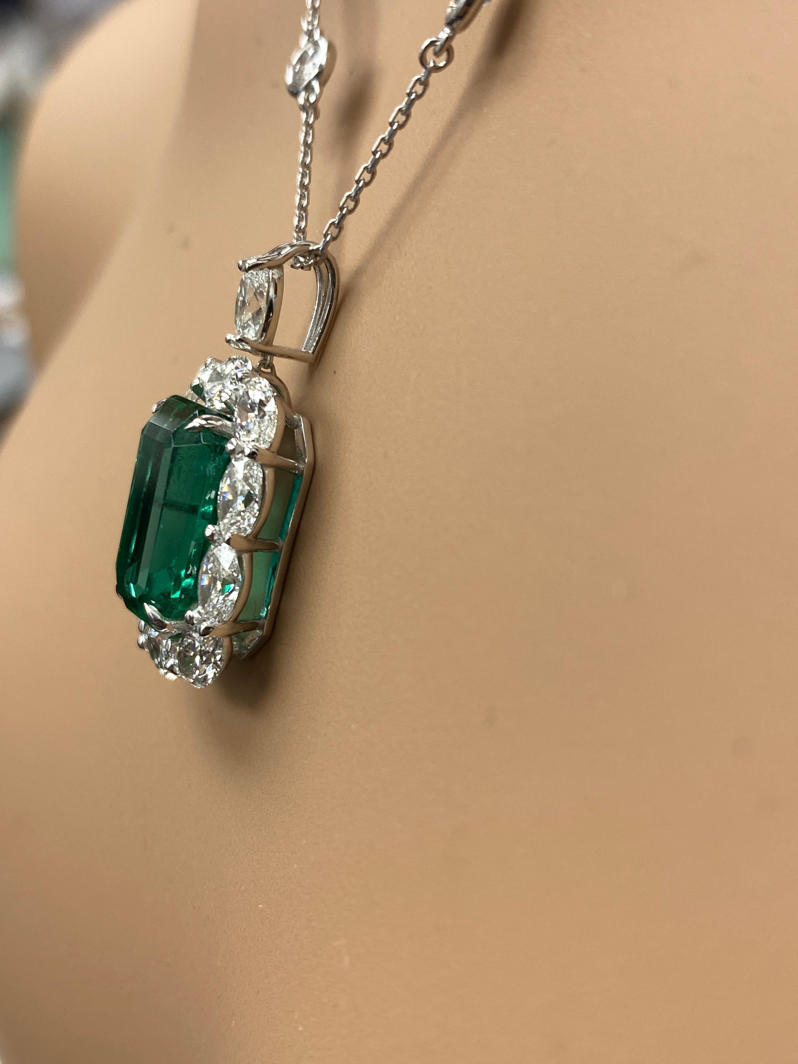 Donna Collana con diamanti e smeraldo da 5,62 carati in oro bianco 18K in vendita