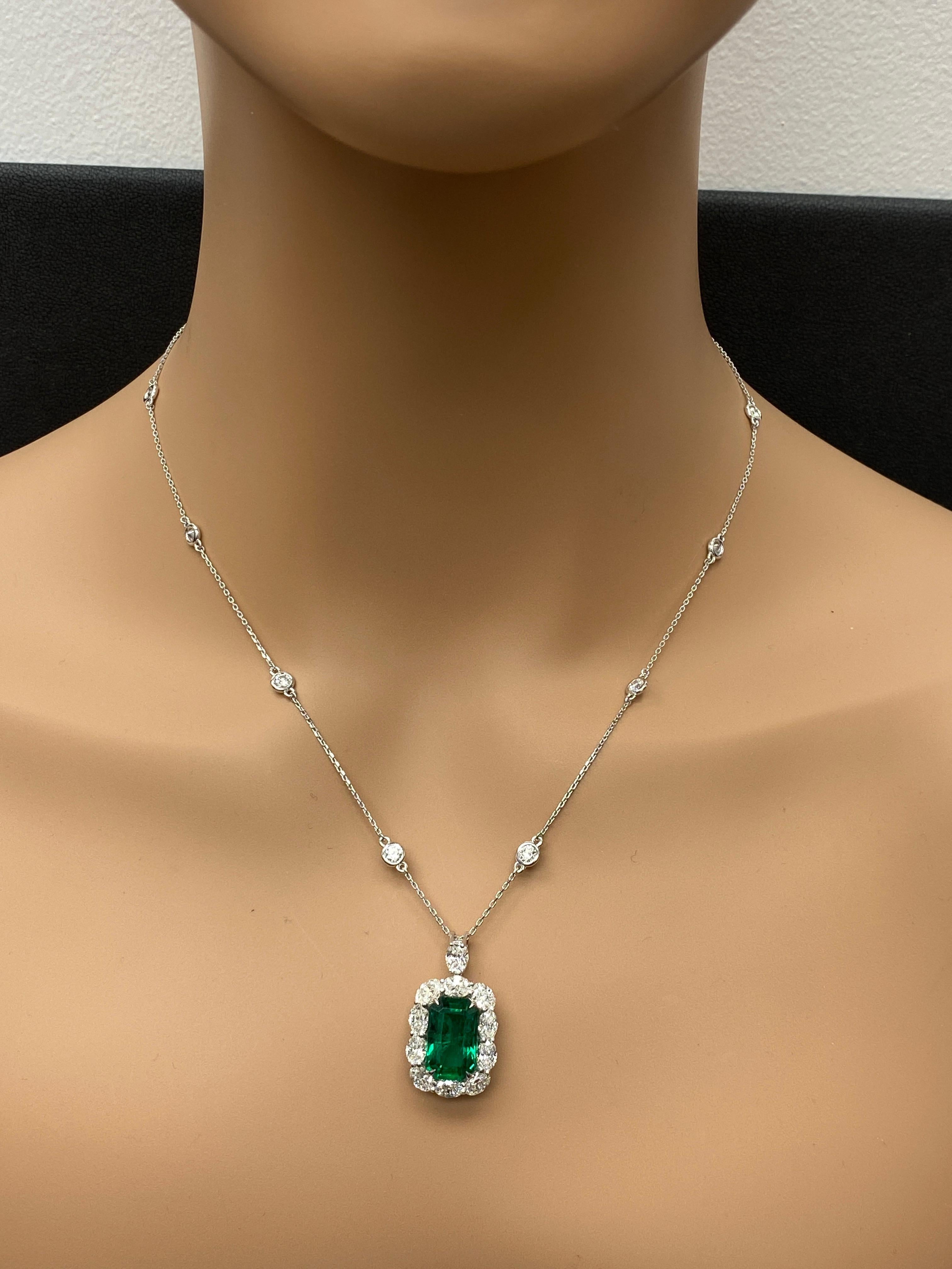 Collana con diamanti e smeraldo da 5,62 carati in oro bianco 18K in vendita 1
