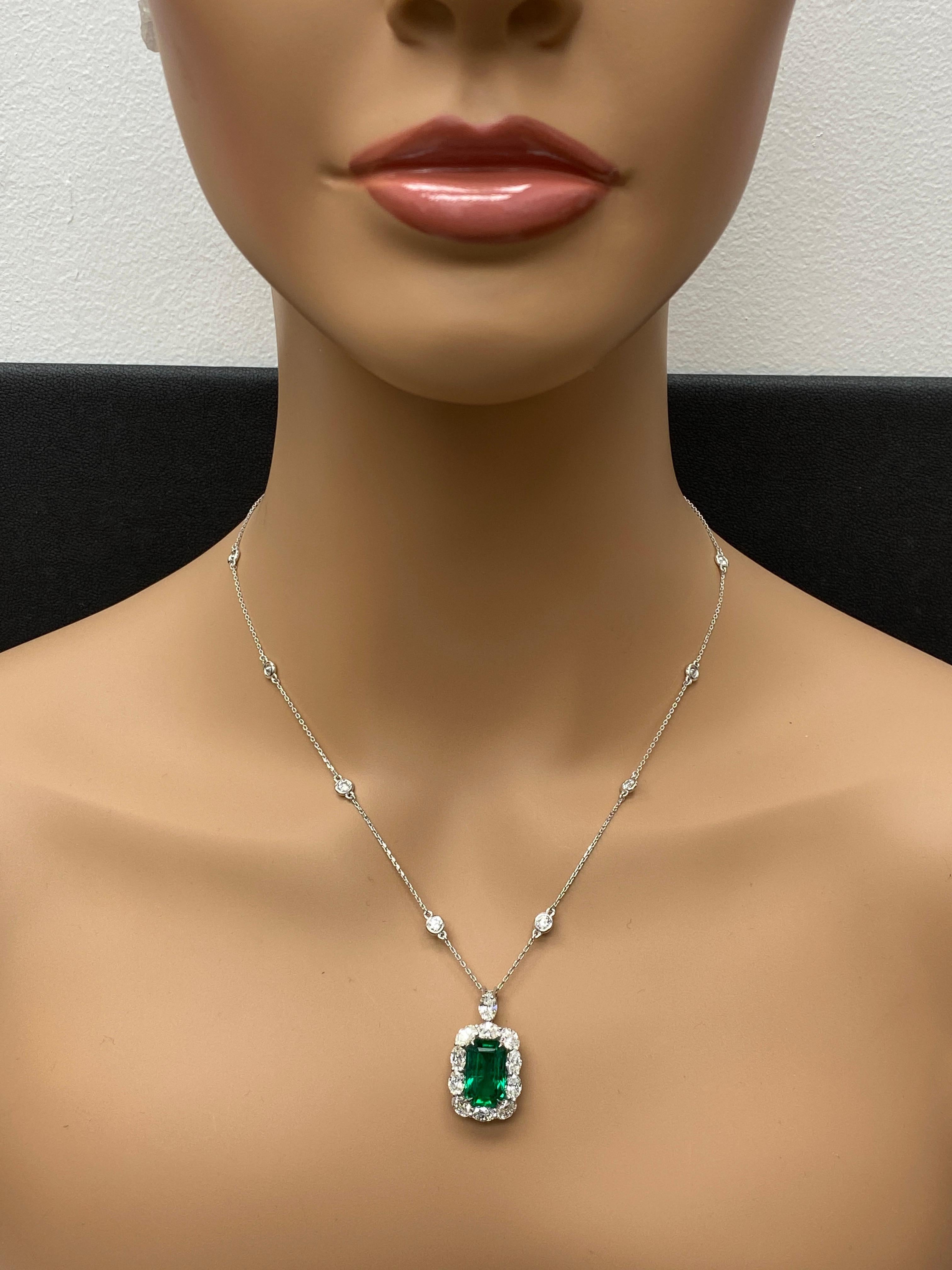 Collana con diamanti e smeraldo da 5,62 carati in oro bianco 18K in vendita 2