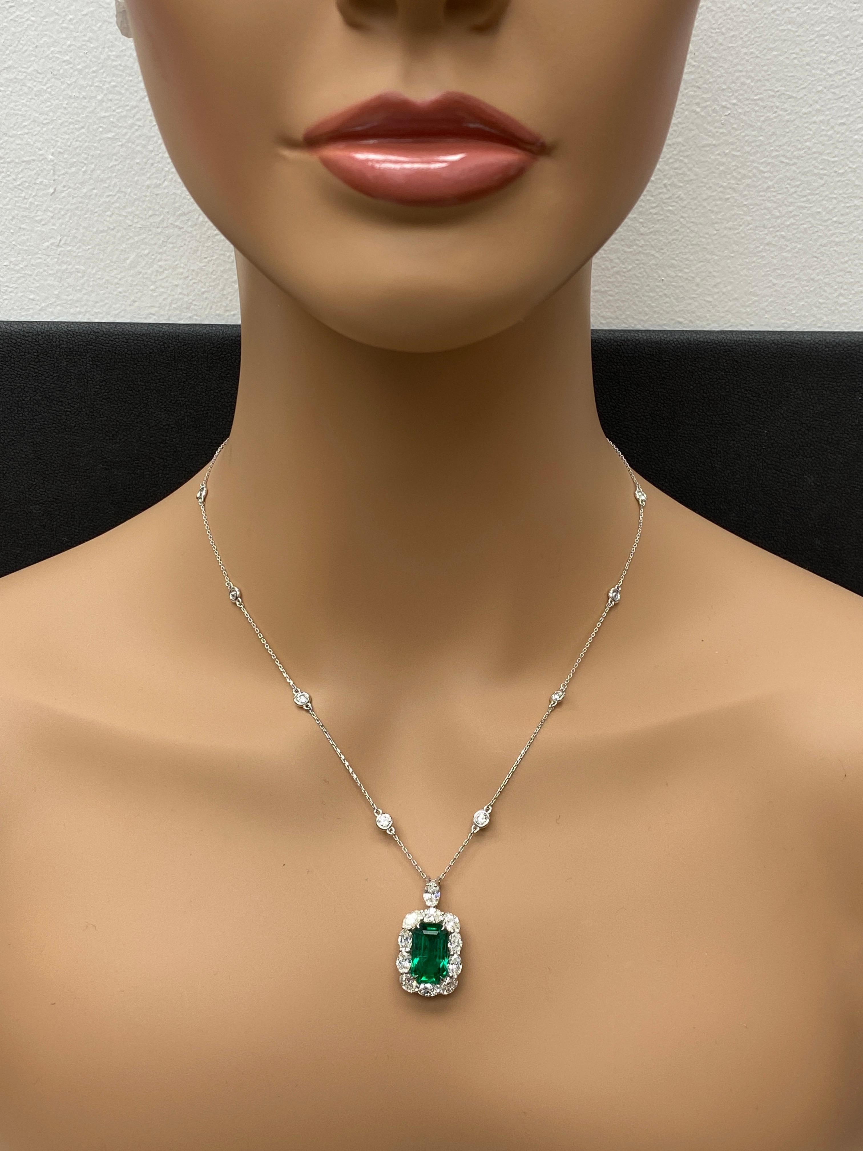 Collana con diamanti e smeraldo da 5,62 carati in oro bianco 18K in vendita 3