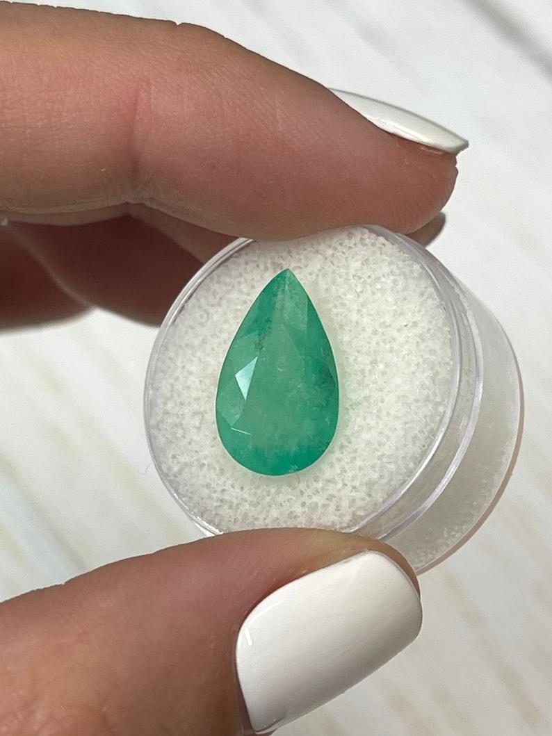 A. Stone: Smeraldo
Peso: 5,62 carati
Forma: Taglio a pera
Chiarezza: Semi-trasparente
Lucentezza: Buona
Colore: Verde medio-leggero
Misure: 16,27 mm x 9,65 mm x 8,12 mm
Origine geografica: Colombia
Trattamento: Naturale, oliatura

Commenti: A causa