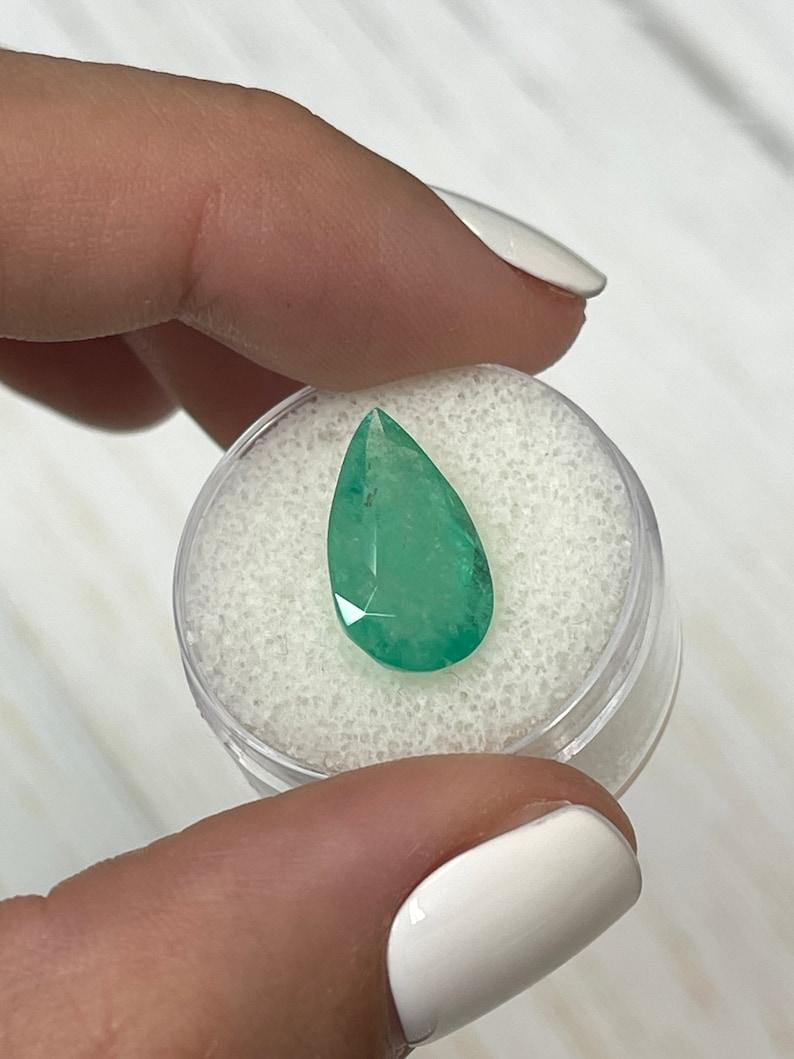 Moderno Smeraldo colombiano verde da 5,62 carati - Pietra di nascita di maggio a goccia con taglio a pera in vendita
