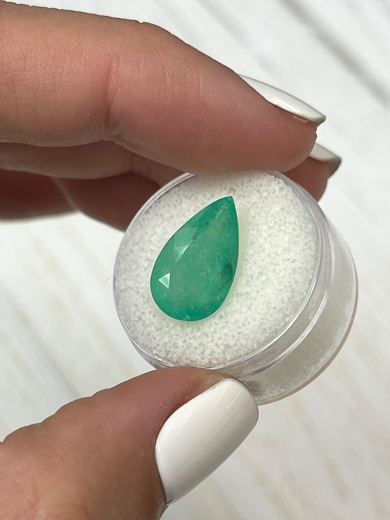 Taglio a goccia Smeraldo colombiano verde da 5,62 carati - Pietra di nascita di maggio a goccia con taglio a pera in vendita