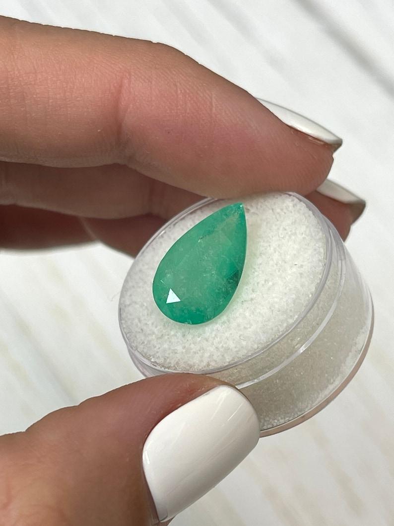 Smeraldo colombiano verde da 5,62 carati - Pietra di nascita di maggio a goccia con taglio a pera In condizioni Nuovo in vendita a Jupiter, FL