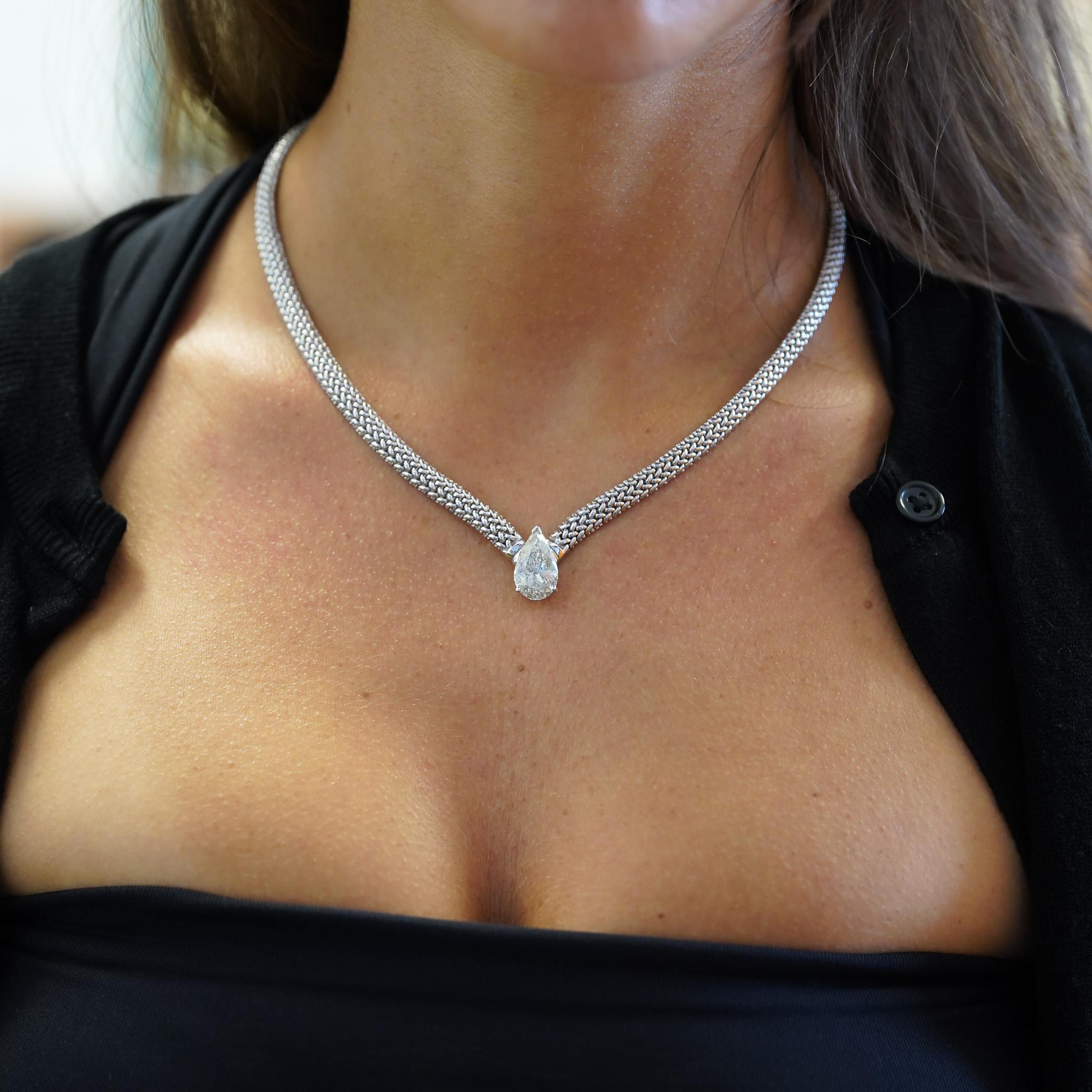Collana con ciondolo solitario con diamante a pera da 5,62 carati in oro bianco 18K in vendita 5