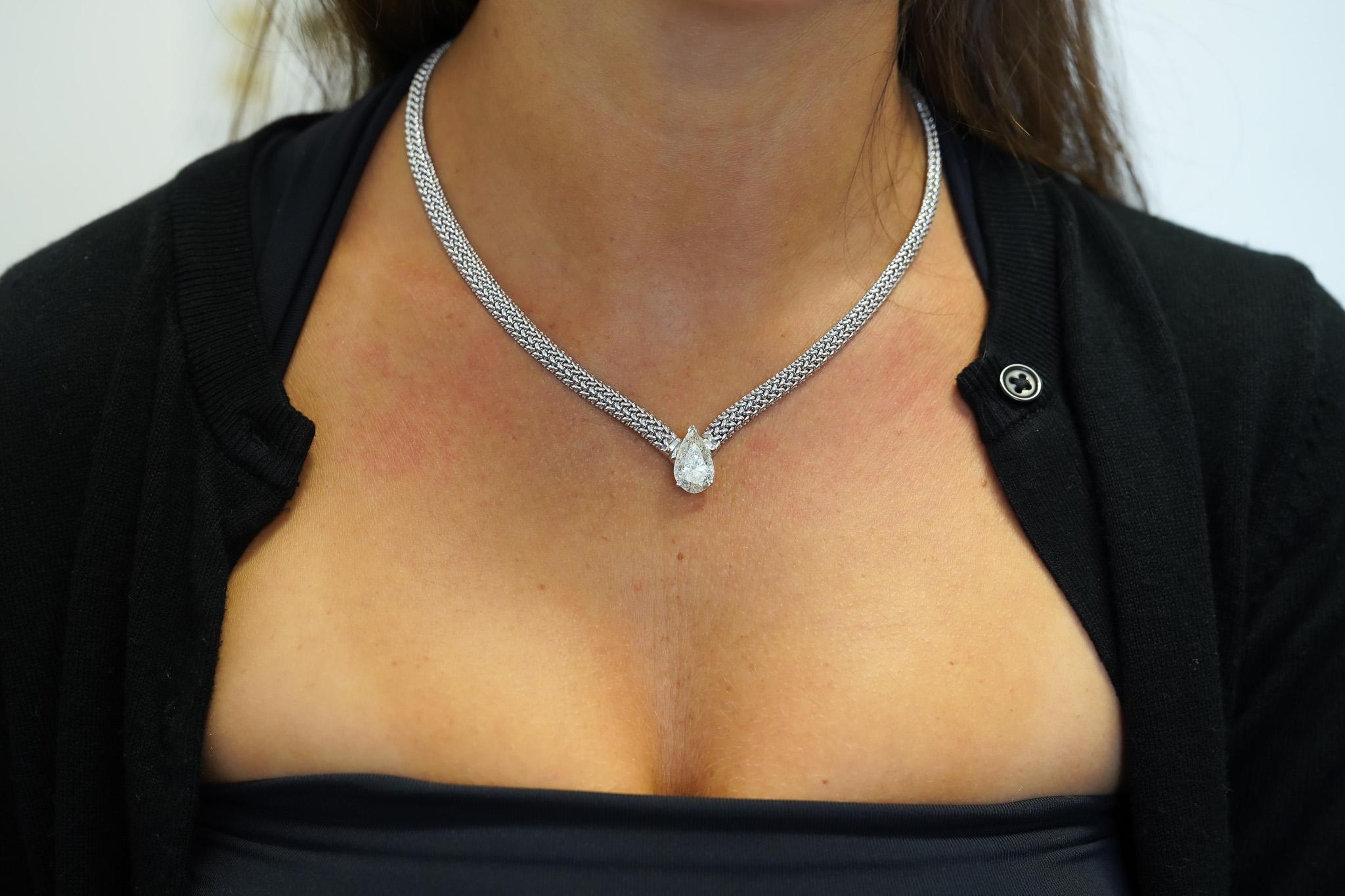 Taglio a goccia Collana con ciondolo solitario con diamante a pera da 5,62 carati in oro bianco 18K in vendita