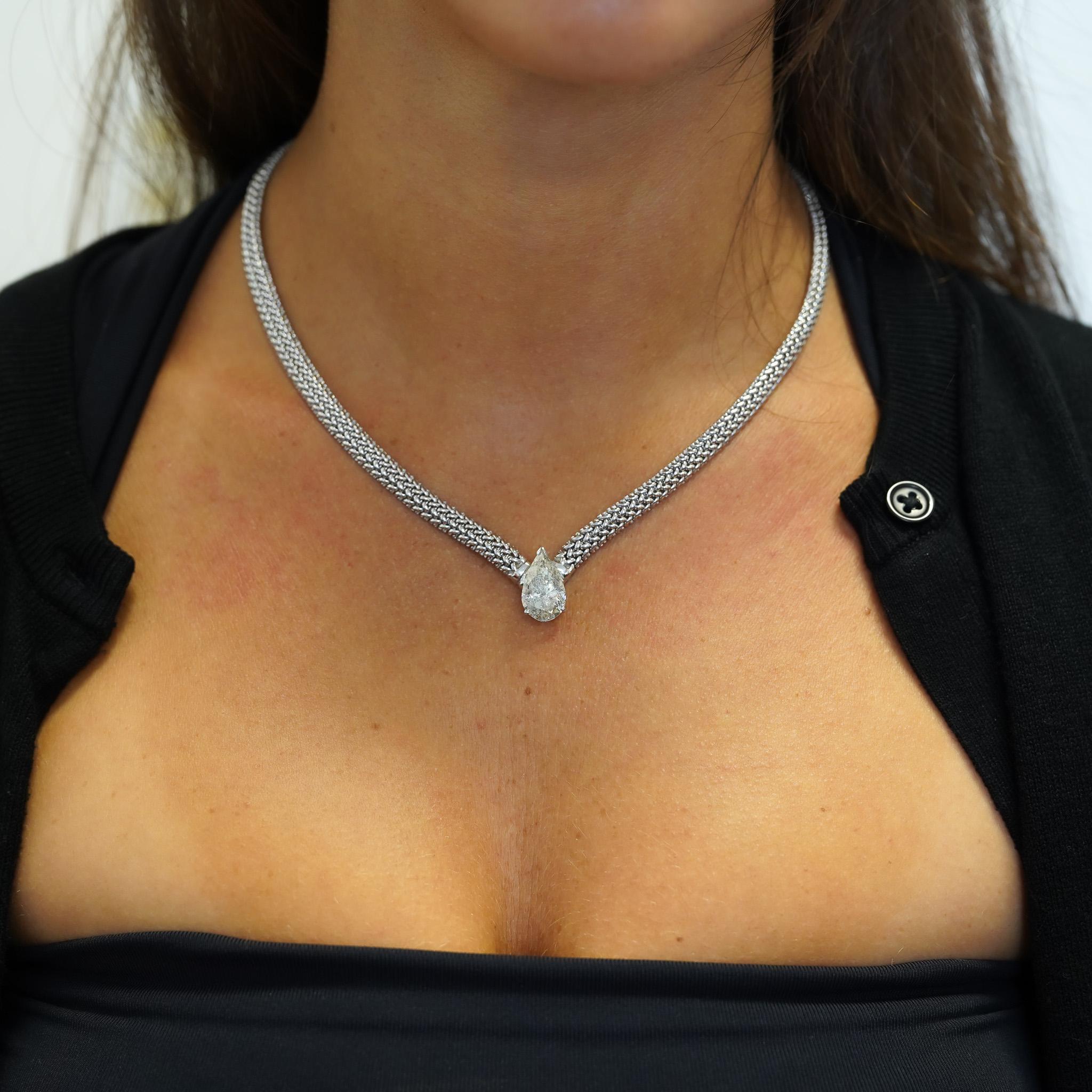 Collana con ciondolo solitario con diamante a pera da 5,62 carati in oro bianco 18K In condizioni Nuovo in vendita a Miami, FL