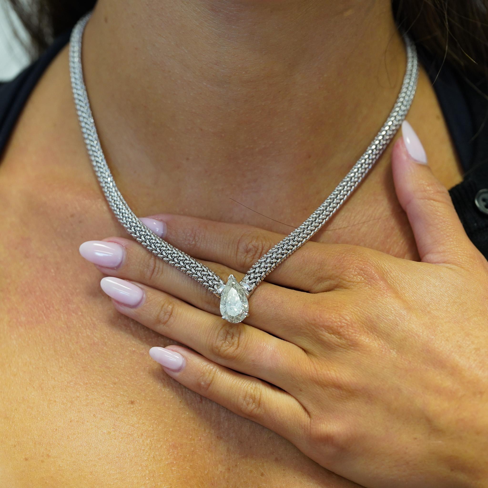 Donna Collana con ciondolo solitario con diamante a pera da 5,62 carati in oro bianco 18K in vendita