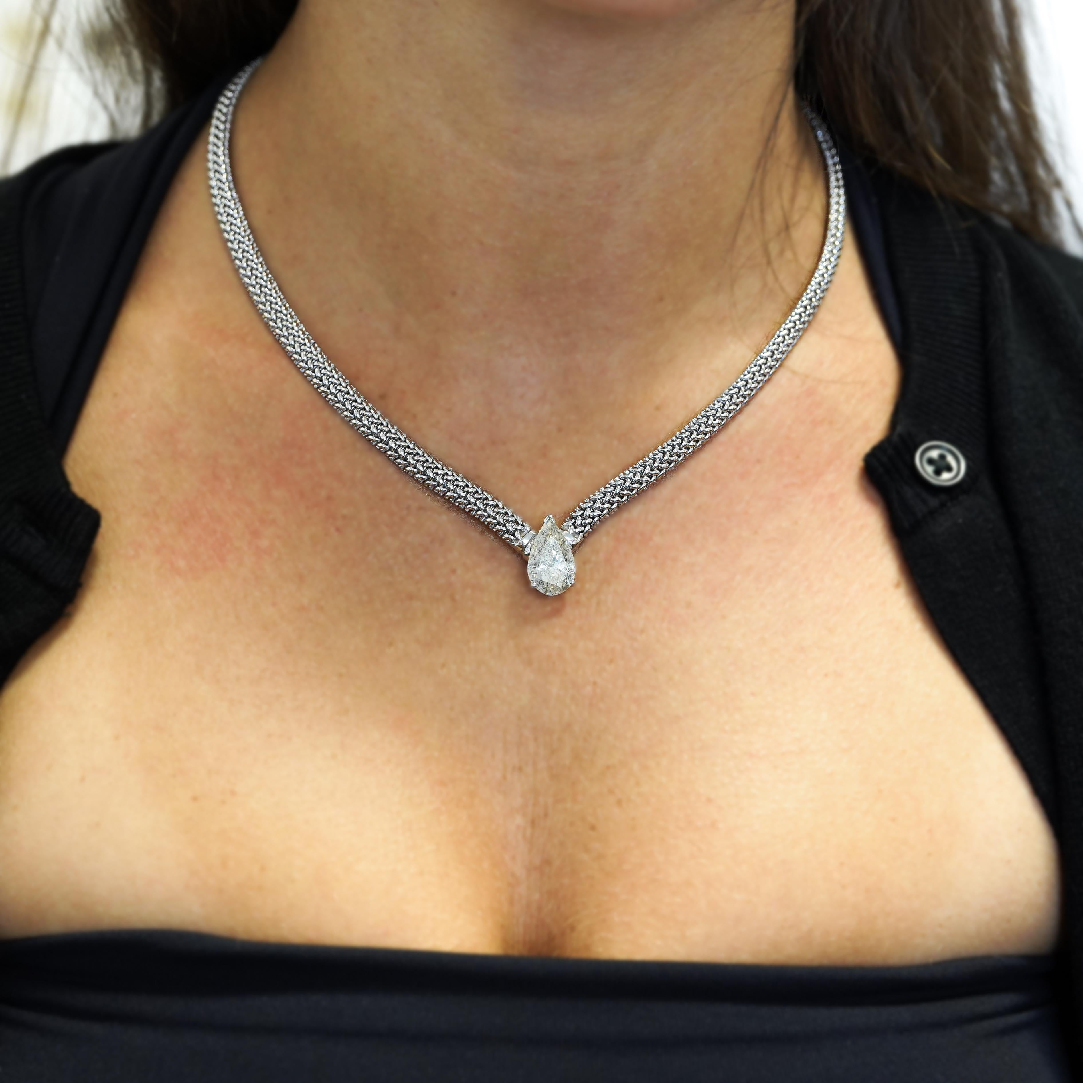 Collana con ciondolo solitario con diamante a pera da 5,62 carati in oro bianco 18K in vendita 1