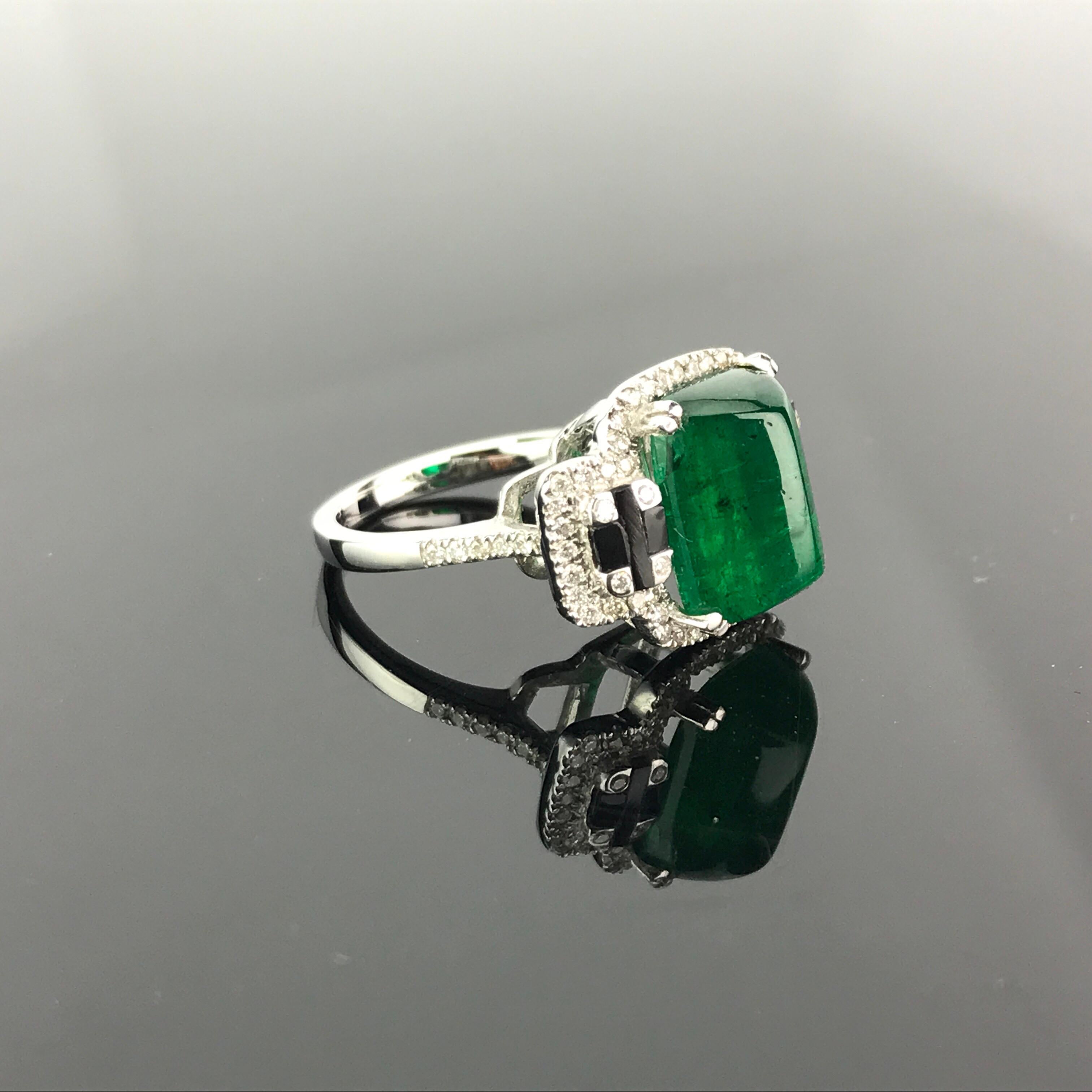 5.62 Carat Sugarloaf Shaped Emerald, Diamond and Black Onyx Cocktail Ring In New Condition In Bangkok, Thailand