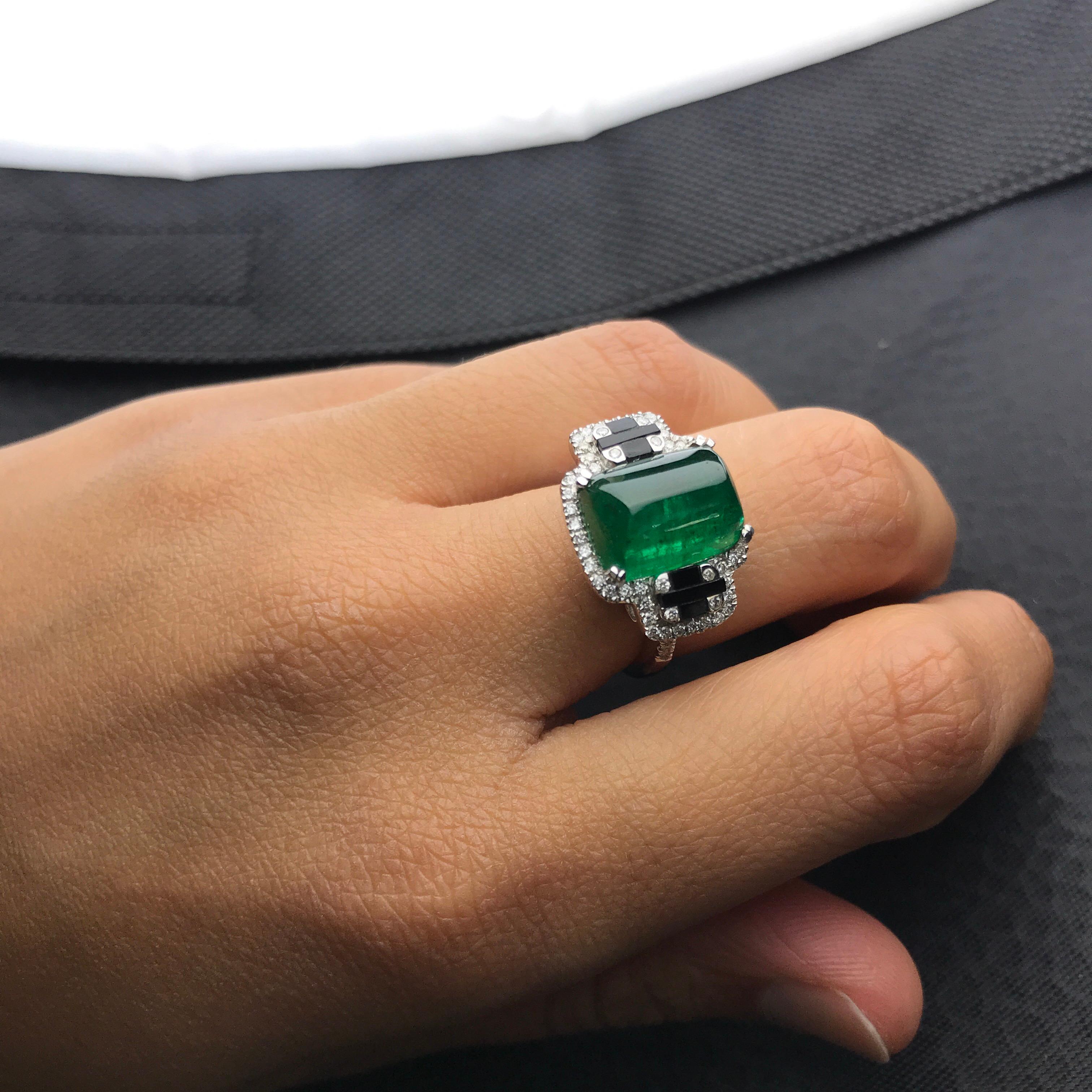 5.62 Carat Sugarloaf Shaped Emerald, Diamond and Black Onyx Cocktail Ring 1