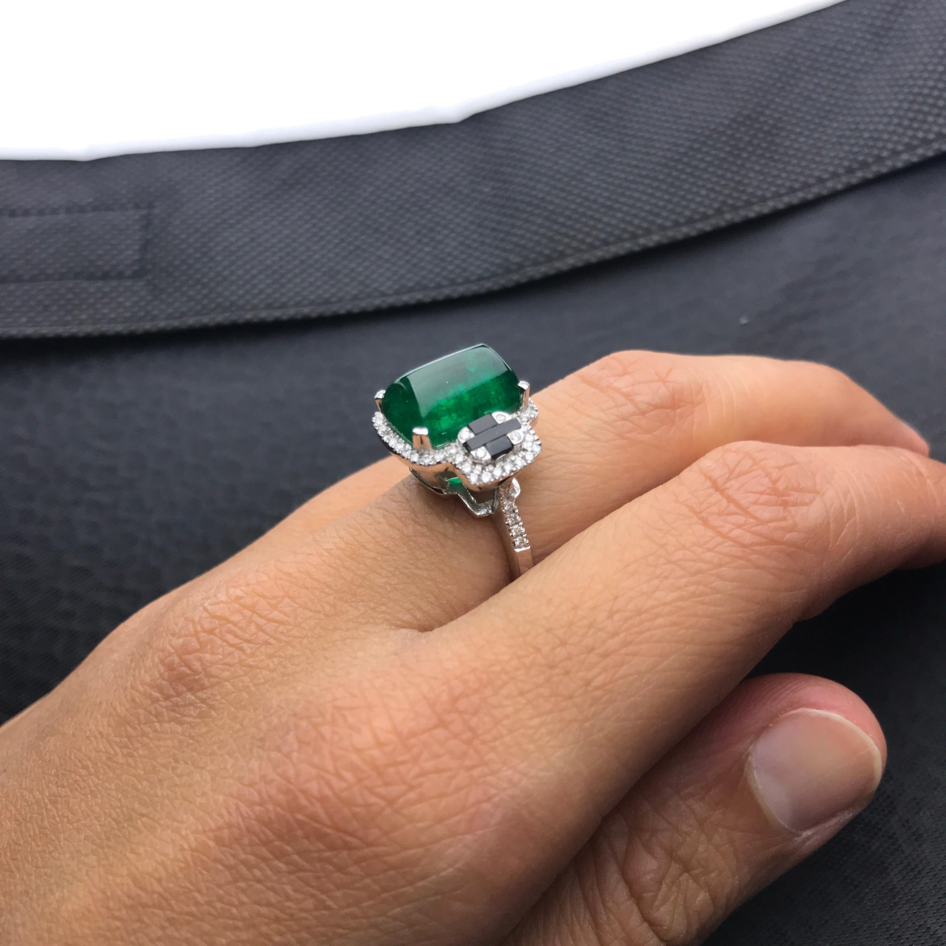 5.62 Carat Sugarloaf Shaped Emerald, Diamond and Black Onyx Cocktail Ring 2