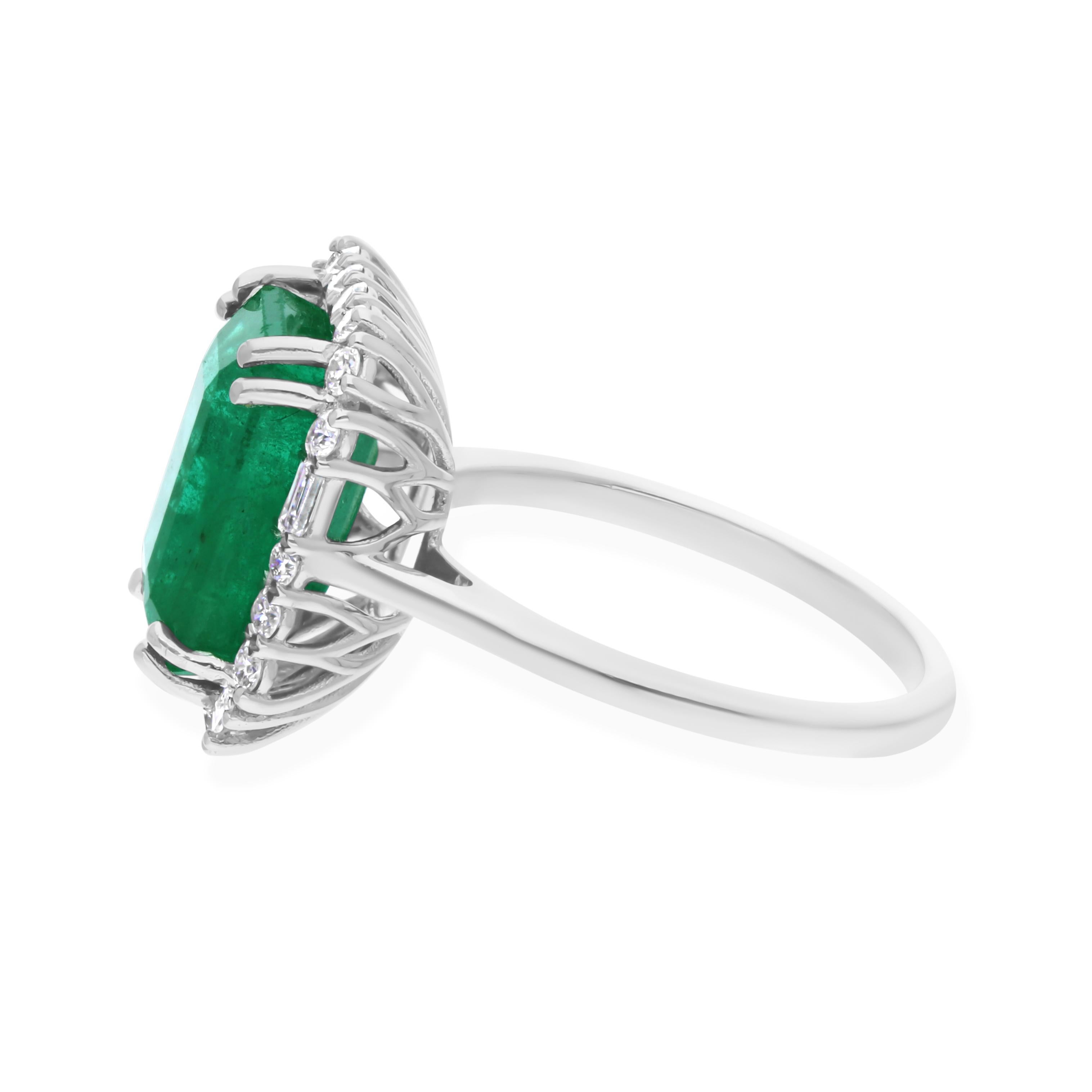 Im Angebot: 5,62 Karat sambischer Smaragd Diamant Halo 18k Weißgold Cocktail Verlobungsring () 4