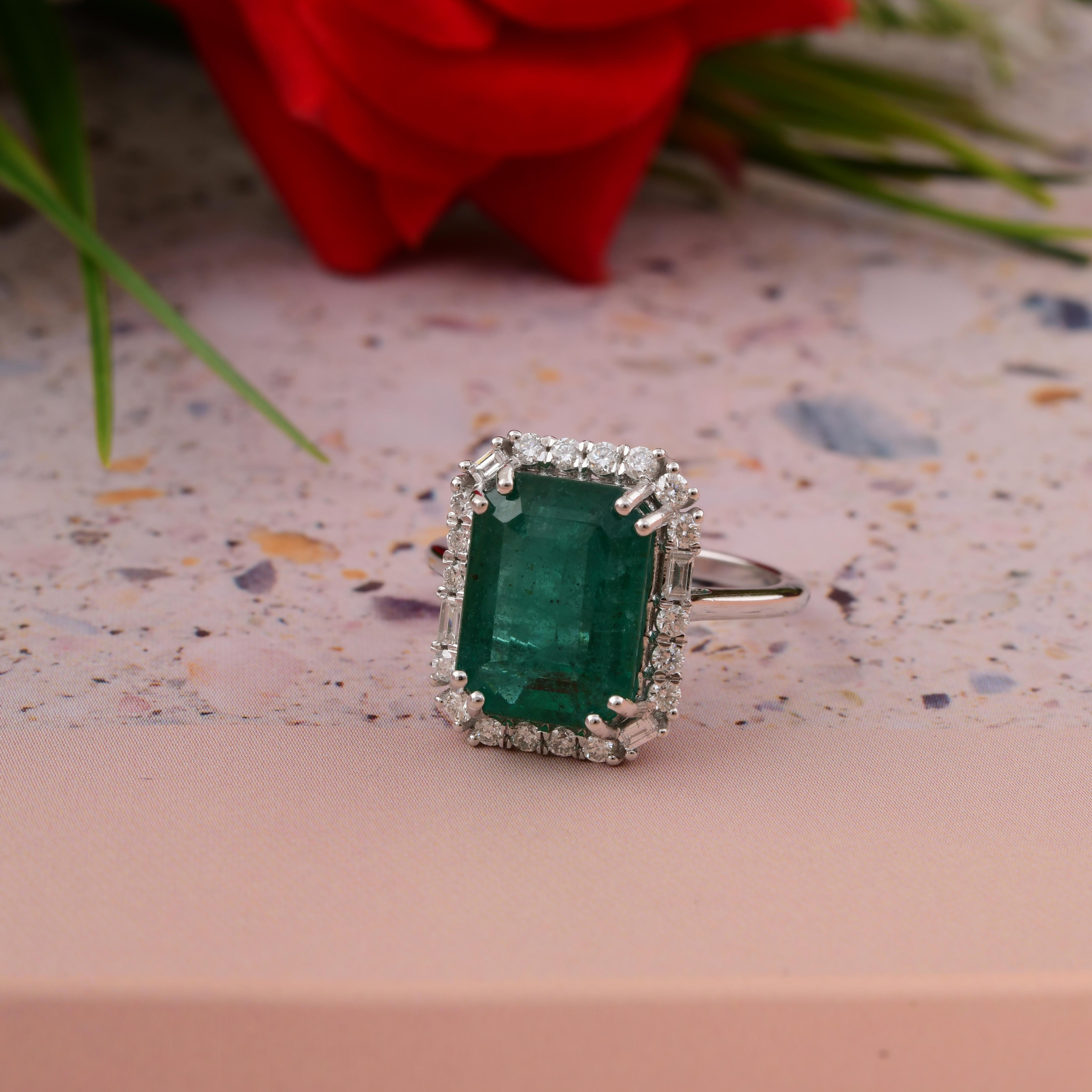 Im Angebot: 5,62 Karat sambischer Smaragd Diamant Halo 18k Weißgold Cocktail Verlobungsring () 6