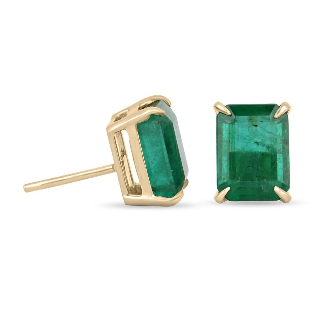 Qui è presentato un bellissimo set di borchie con smeraldo di alta qualità dello Zambia, di colore verde scuro, realizzate a mano e incastonate in pregiato oro giallo 18 carati. Sono esposti vivaci smeraldi verde intenso con un'ottima trasparenza,