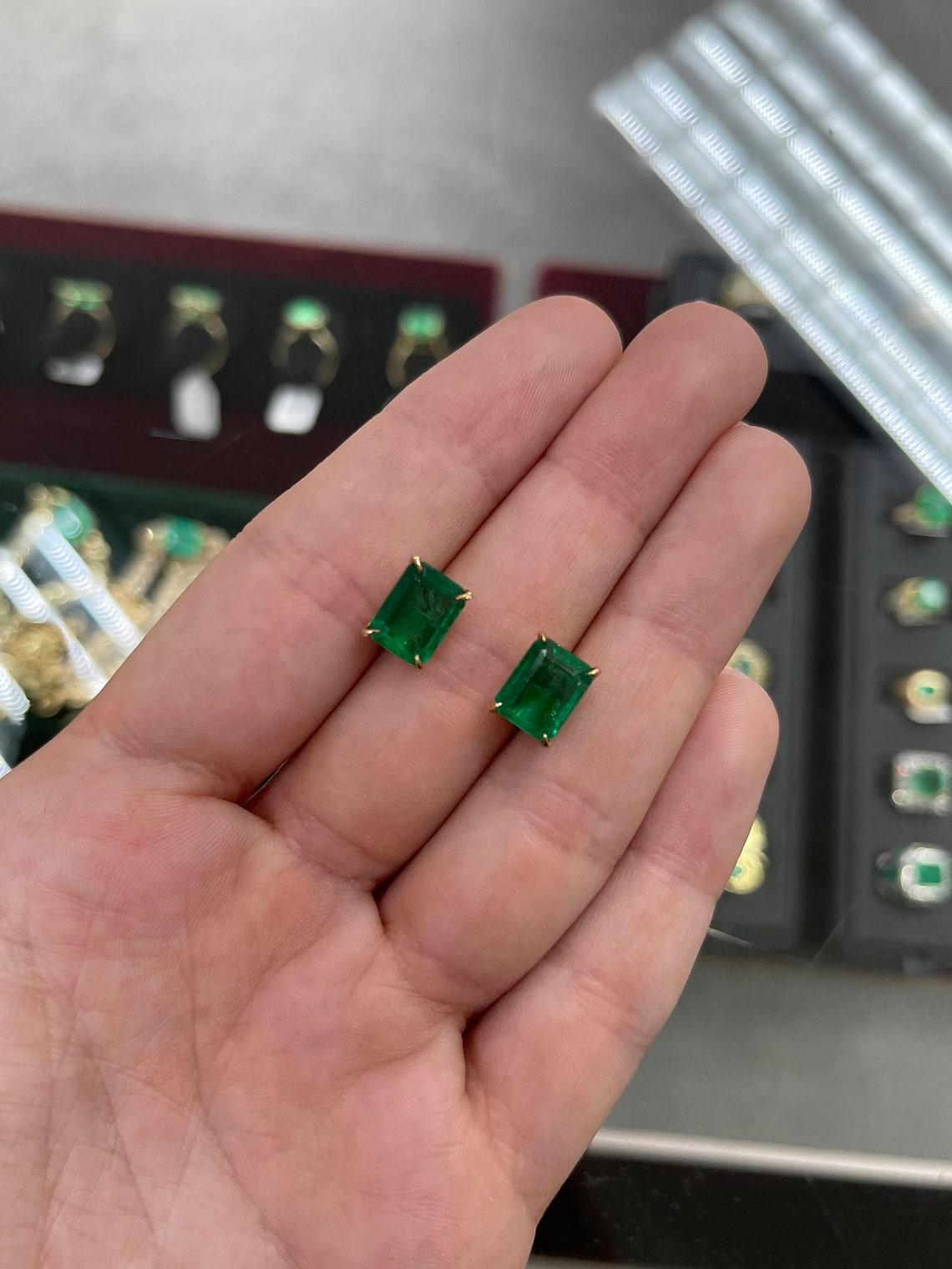 Moderno 5,62tcw 18K Top Quality Vivid Dark Green Emerald Solitaire Claw Prong Stud in vendita