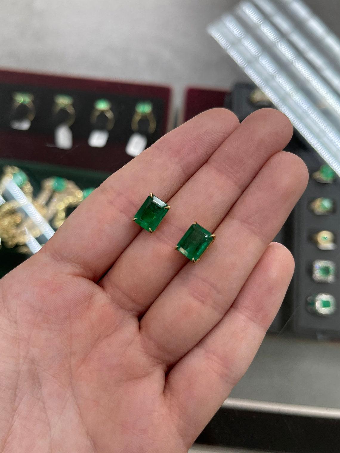 Taglio smeraldo 5,62tcw 18K Top Quality Vivid Dark Green Emerald Solitaire Claw Prong Stud in vendita