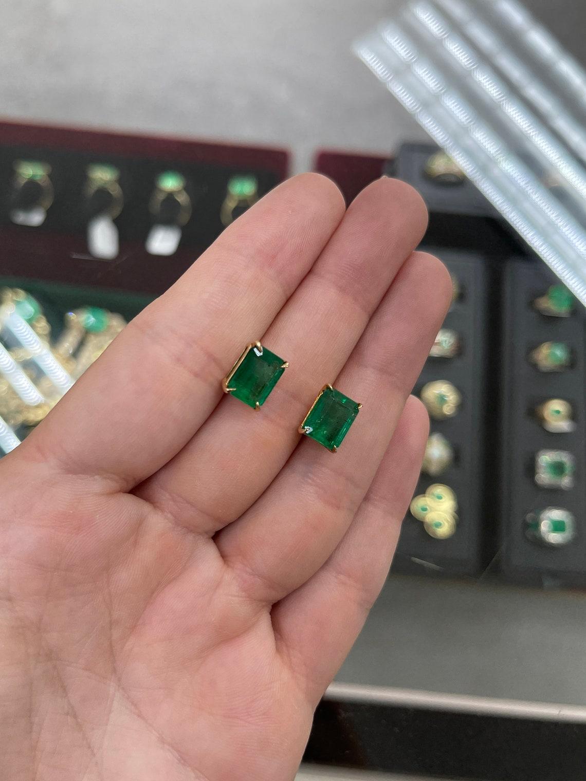 5,62tcw 18K Top Quality Vivid Dark Green Emerald Solitaire Claw Prong Stud In condizioni Nuovo in vendita a Jupiter, FL