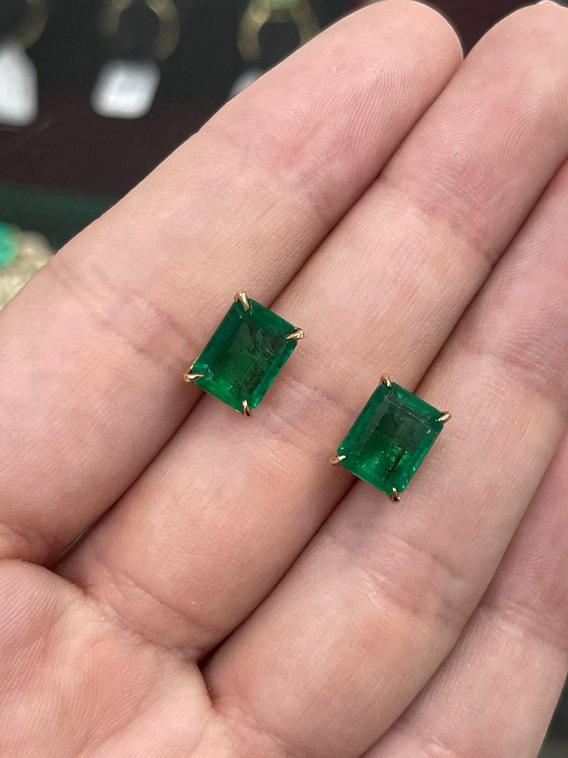 Donna 5,62tcw 18K Top Quality Vivid Dark Green Emerald Solitaire Claw Prong Stud in vendita