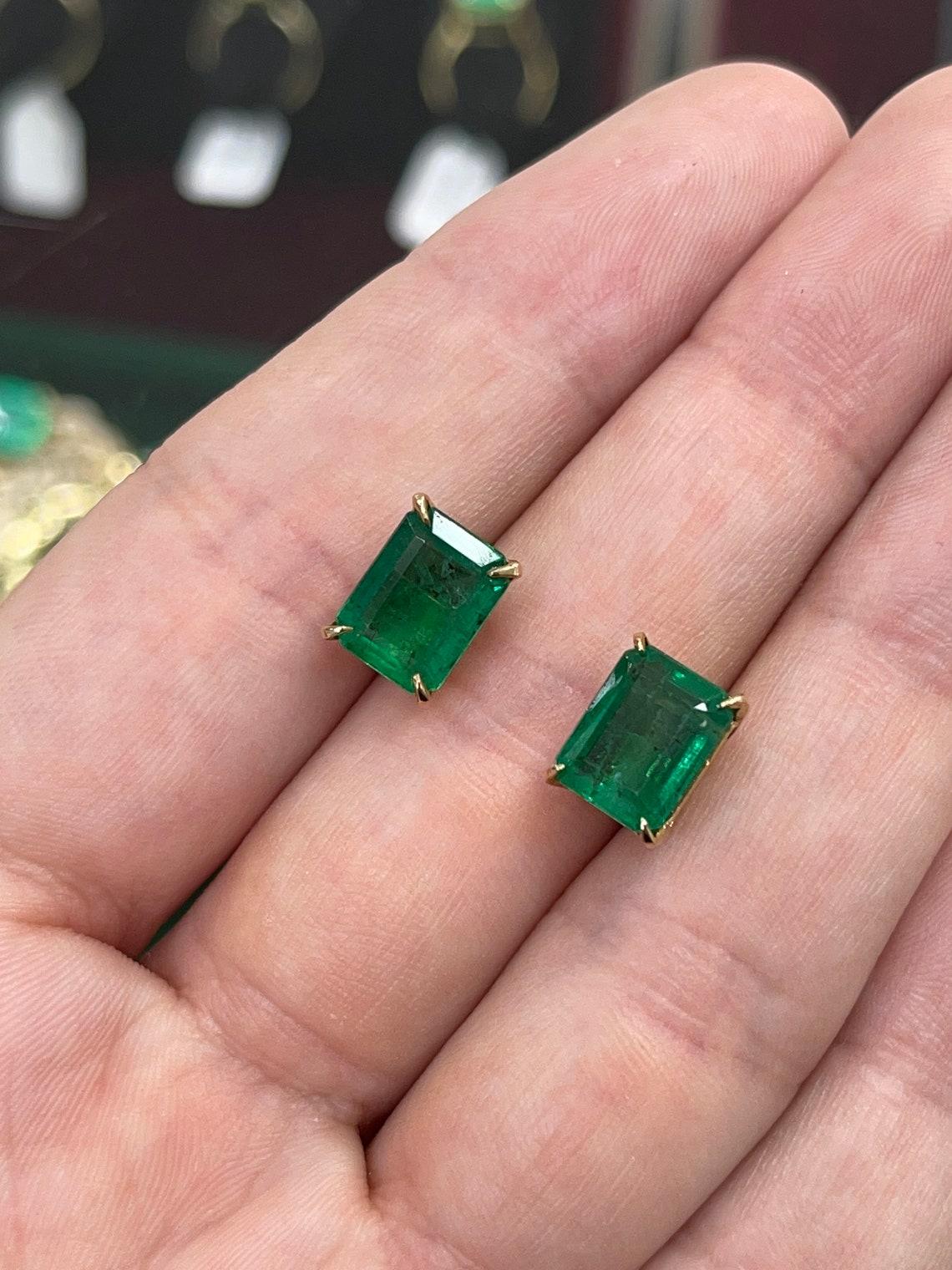 5,62tcw 18K Top Quality Vivid Dark Green Emerald Solitaire Claw Prong Stud in vendita 1
