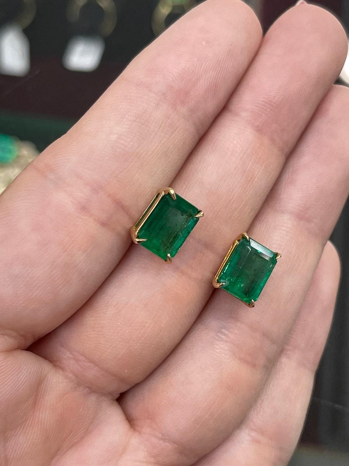 5,62tcw 18K Top Quality Vivid Dark Green Emerald Solitaire Claw Prong Stud in vendita 2