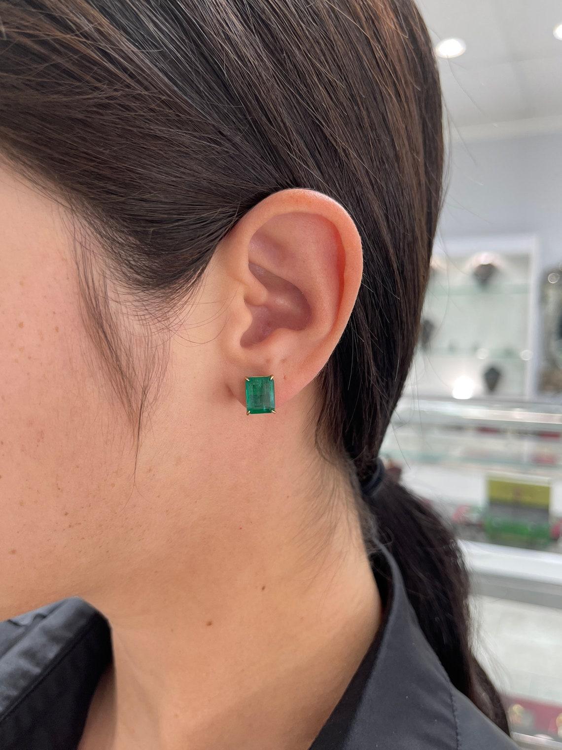 5,62tcw 18K Top Quality Vivid Dark Green Emerald Solitaire Claw Prong Stud in vendita 3