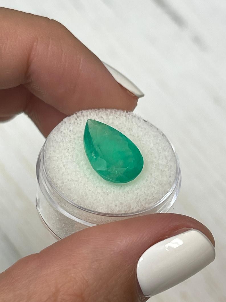 5.63 Karat Apfelgrüner kolumbianischer Smaragd - Birnenschliff Mai-Geburtsstein im Zustand „Neu“ im Angebot in Jupiter, FL