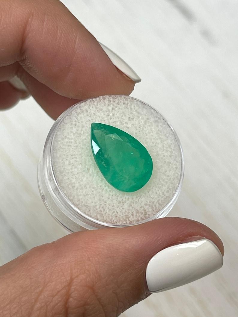5.63 Karat Apfelgrüner kolumbianischer Smaragd - Birnenschliff Mai-Geburtsstein Damen im Angebot