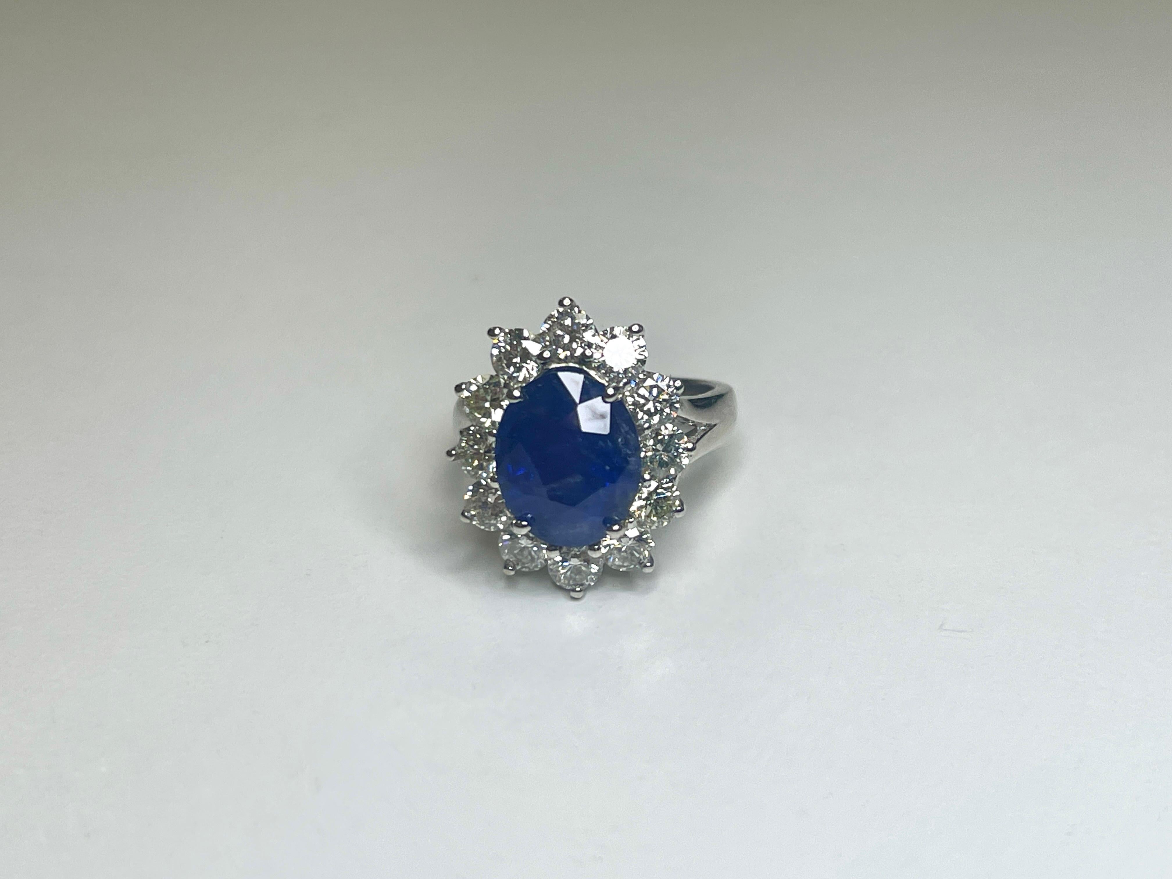 5.63 Carat Natural Sapphire and All Natural Diamonds 14K White Gold Ring In New Condition For Sale In Great Neck, NY