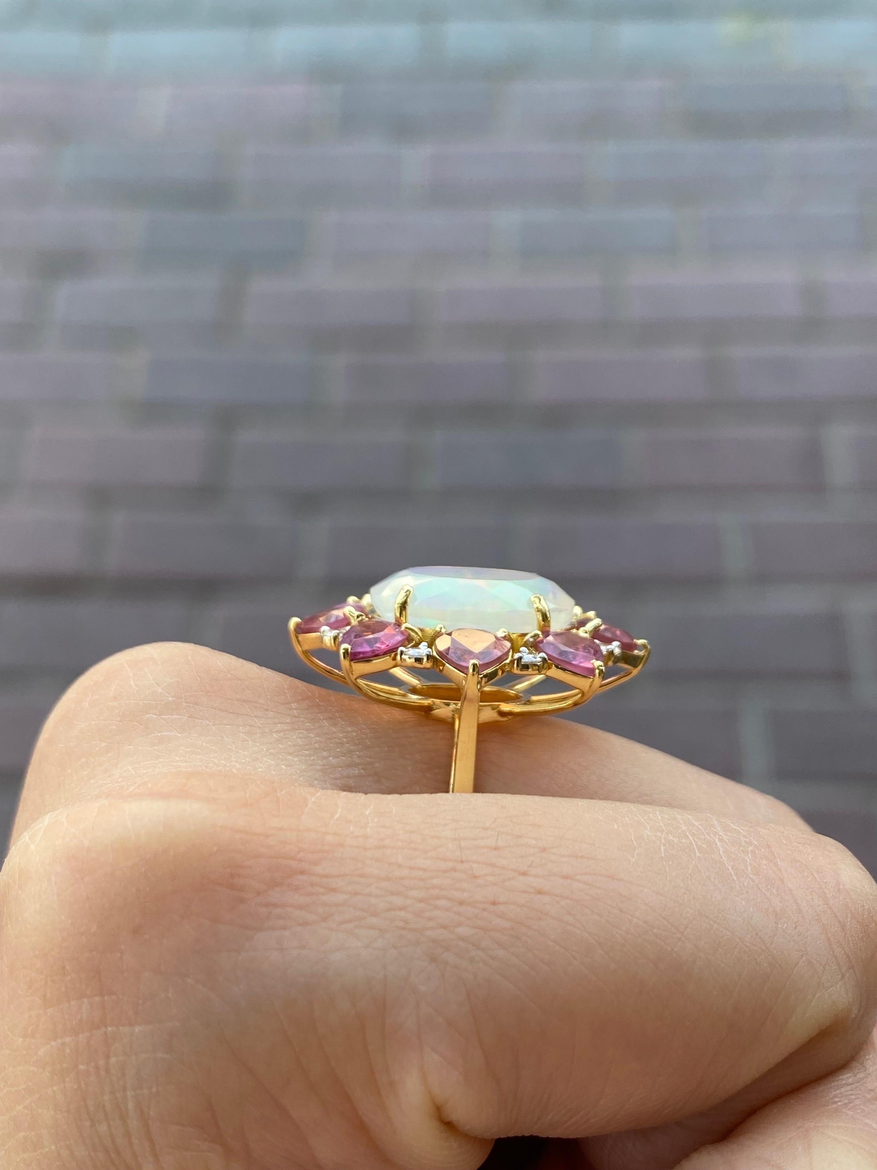 Eine einzigartige Kombination aus 5,63 Karat ovalem Opal und 3,29 Karat rosa Turmalin mit weißen Diamanten, gefasst in massivem 18-karätigem Gelbgold. Der Ring hat die Größe US 7, kann aber in der Größe geändert werden.
Für weitere Informationen