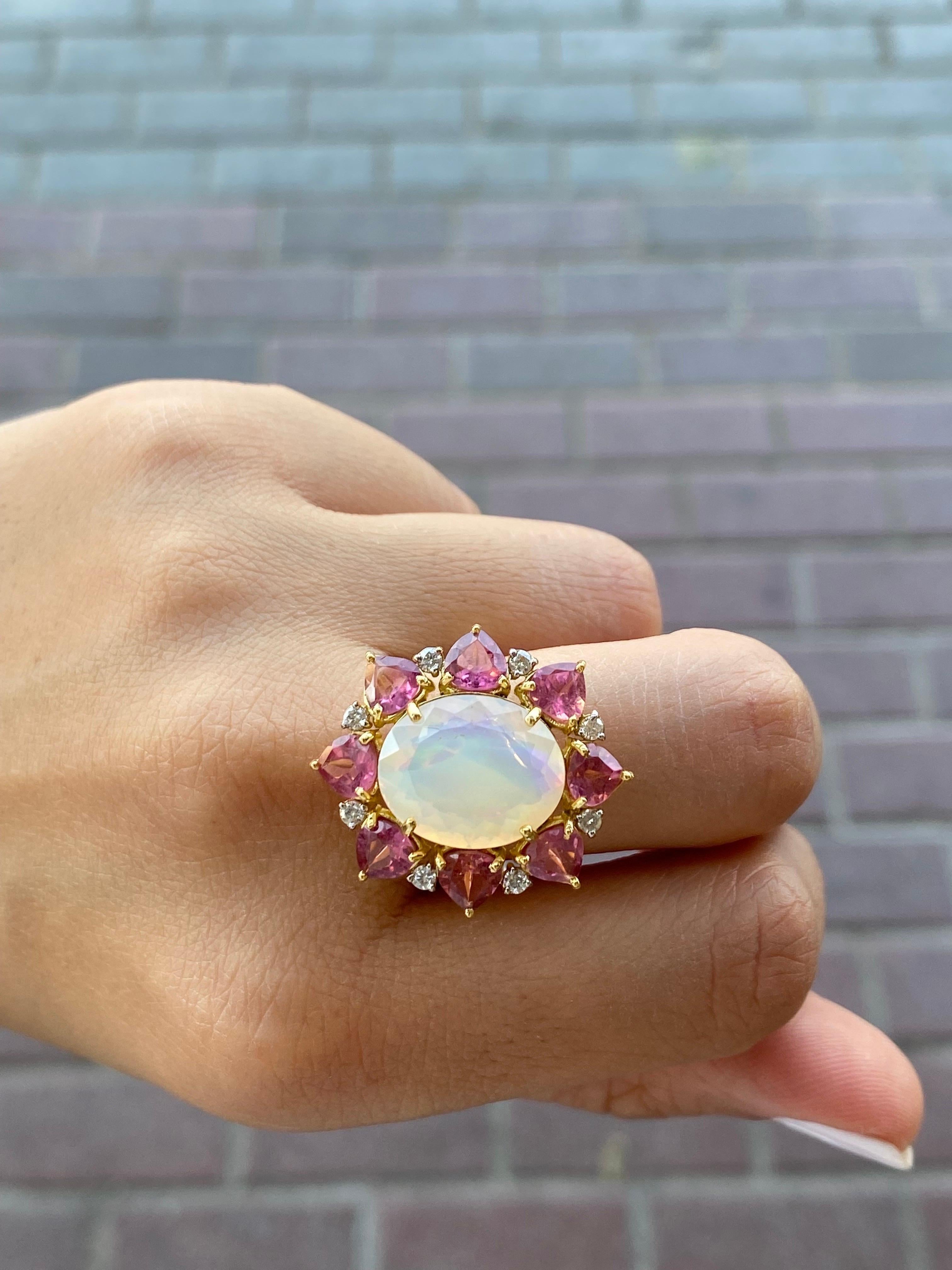 Cocktailring aus 18 Karat Gelbgold mit 5,63 Karat Opal und rosa Turmalin (Moderne)