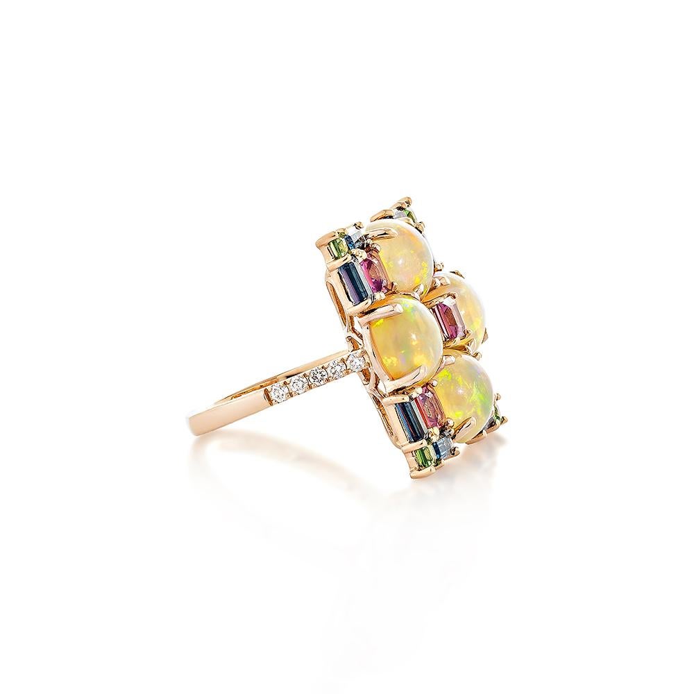 Präsentiert einen Opalring mit rundem Briolett-Schliff. Dieser Ring verkörpert den Stil und die Eleganz, die moderne Frauen an den Tag legen möchten. Dieser aus Roségold gefertigte Ring ist mit rosa Turmalin, Londoner Blautopas und Tsavorit
