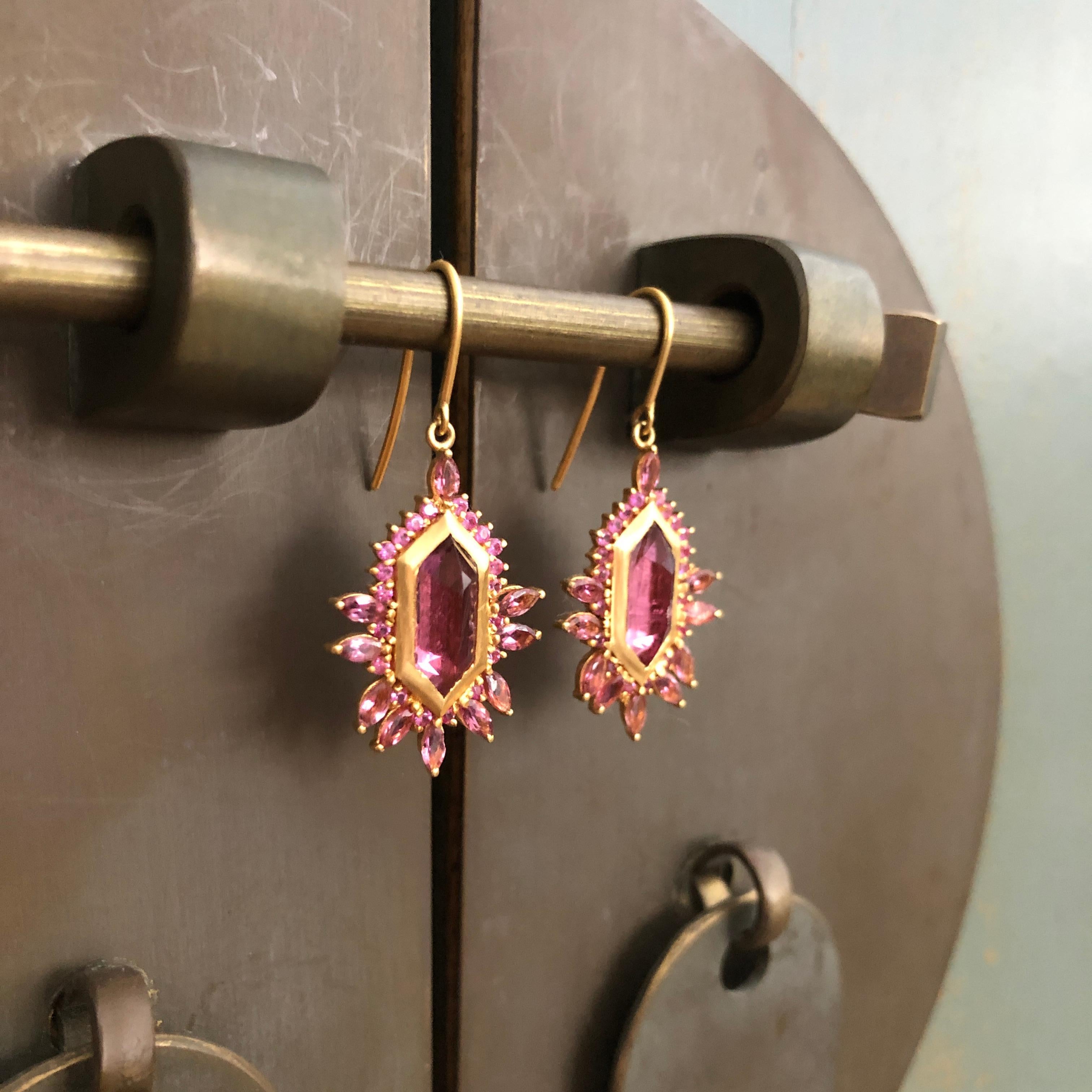 5.63 Carat Pink Tourmaline Gold Geometric Earrings by Lauren Harper In New Condition For Sale In Winnetka, IL