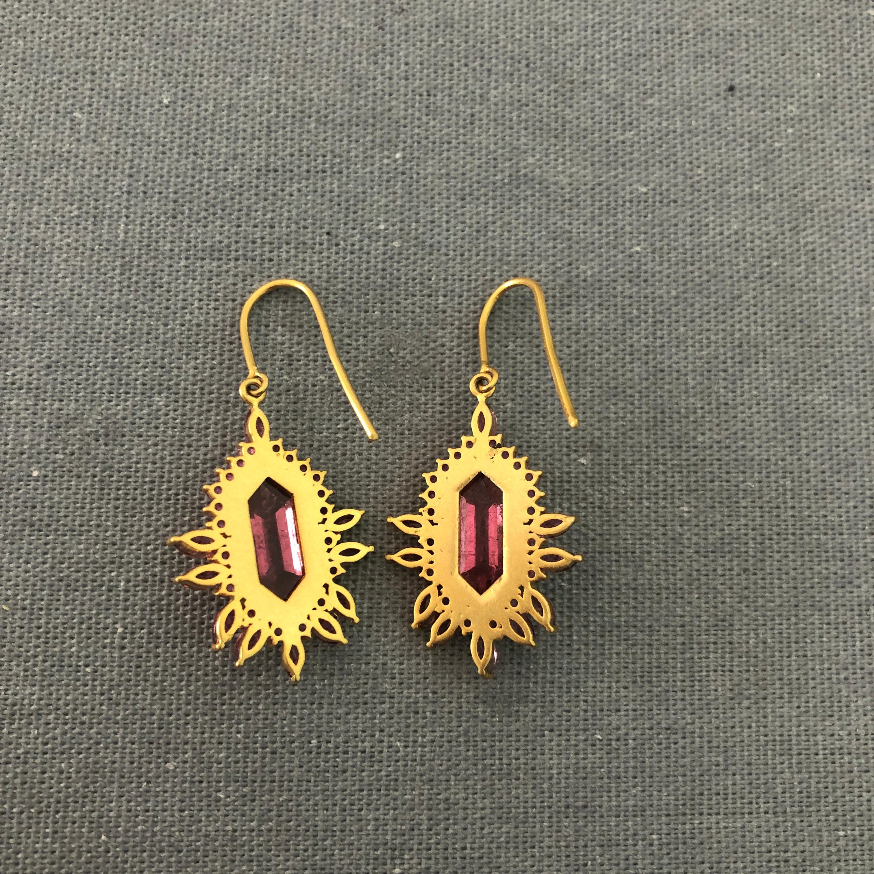 5.63 Carat Pink Tourmaline Gold Geometric Earrings by Lauren Harper For Sale 1
