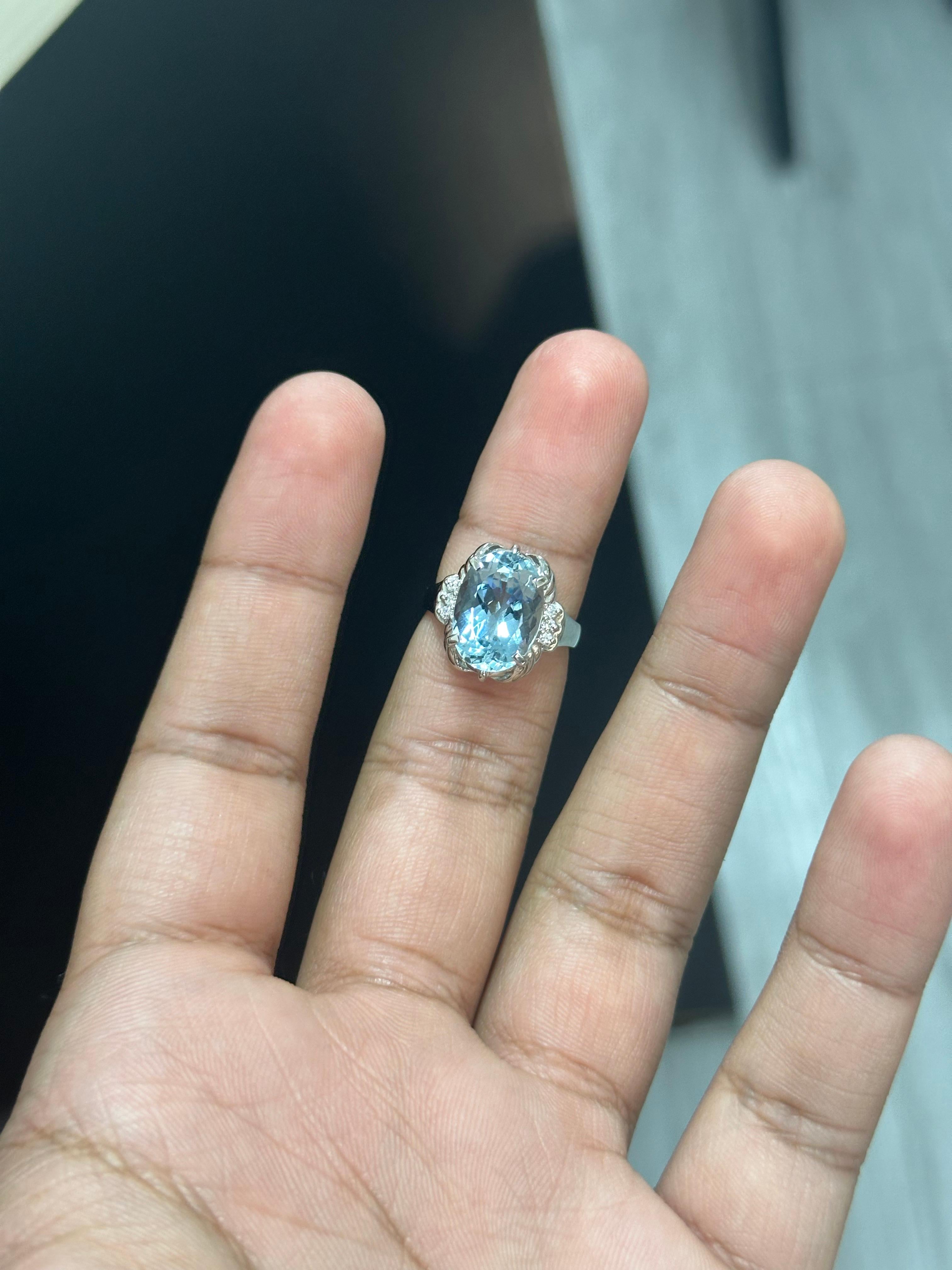 Te presentamos nuestro exquisito anillo de piedras preciosas, una auténtica declaración de lujo y elegancia. Esta magnífica pieza presenta una impresionante Aguamarina de forma ovalada de 5,64 quilates que tiene una calidad excepcional y un
