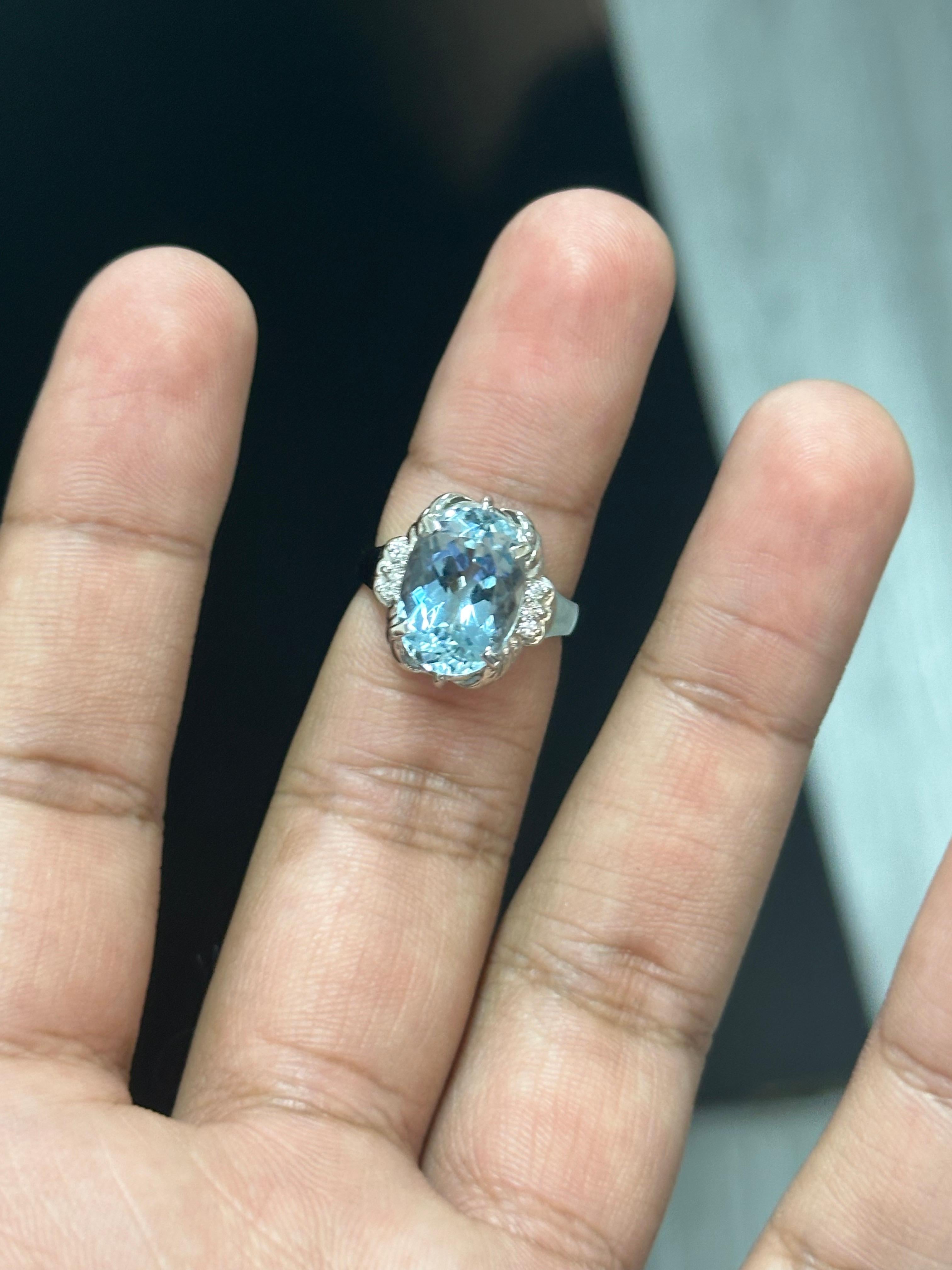 Anillo de aguamarina y diamantes de 5,64 quilates en platino Corte oval en venta