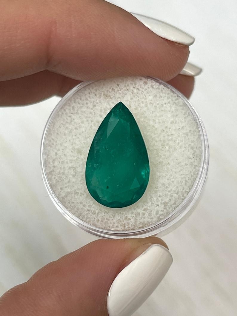 A. Stone: Smeraldo
Peso: 5,64 carati
Forma: Taglio a pera
Chiarezza: Trasparente
Lucentezza: Molto buono
Colore: Verde scuro
Misure: 17,57 mm x 10,67 mm x 5,54 mm
Origine geografica: Colombia
Trattamento: Naturale, oliatura

Commenti: A causa delle