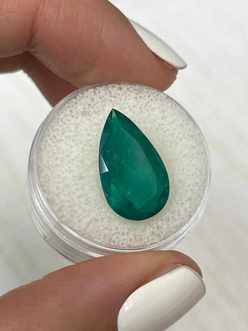 Taglio a goccia Smeraldo colombiano verde muzo scuro da 5,64 carati - Pietra di nascita di maggio con taglio a pera in vendita