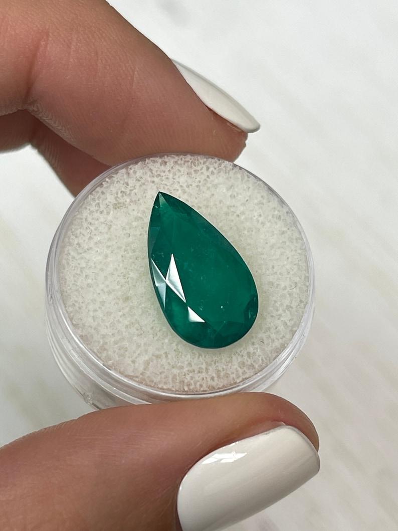 Donna Smeraldo colombiano verde muzo scuro da 5,64 carati - Pietra di nascita di maggio con taglio a pera in vendita