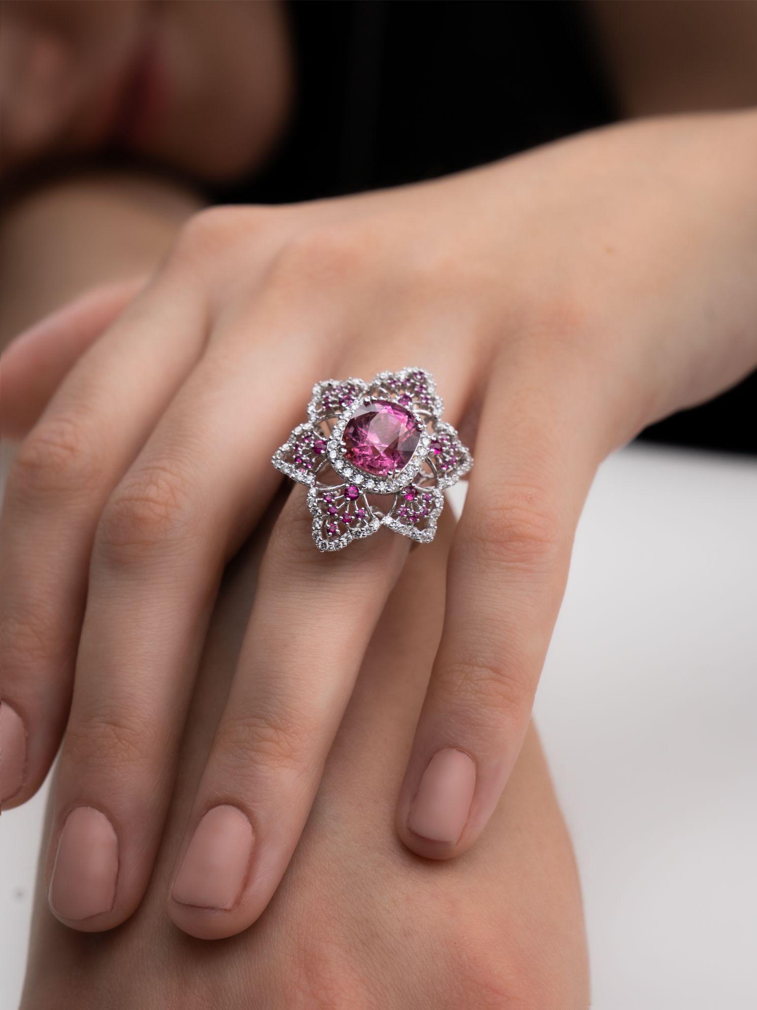 5.64 Carats Burmese Spinel, Pink Sapphire and Diamond Cocktail Ring In New Condition For Sale In New York, NY
