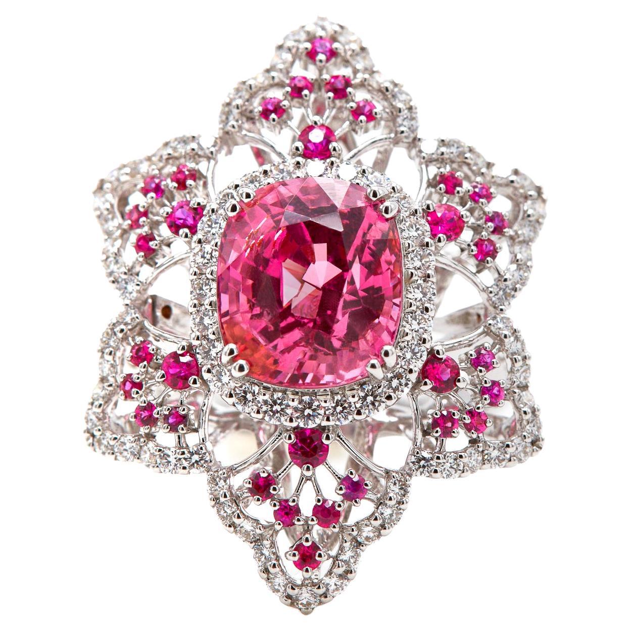 Anillo de Cóctel de Espinela Birmana, Zafiro Rosa y Diamante de 5,64 Quilates