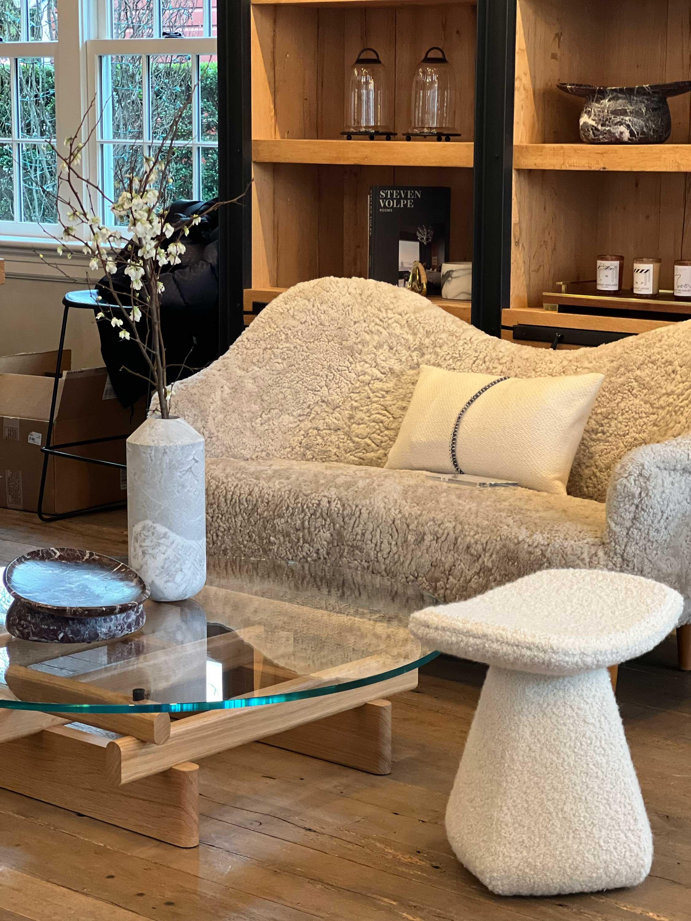 Investissez dans un design italien haut de gamme avec cette table basse ronde 564 Sengu de Cassina. Fabriqué à partir d'un plateau en verre transparent et d'une base en chêne naturel, ses contours distinctifs et son élégance discrète en font le