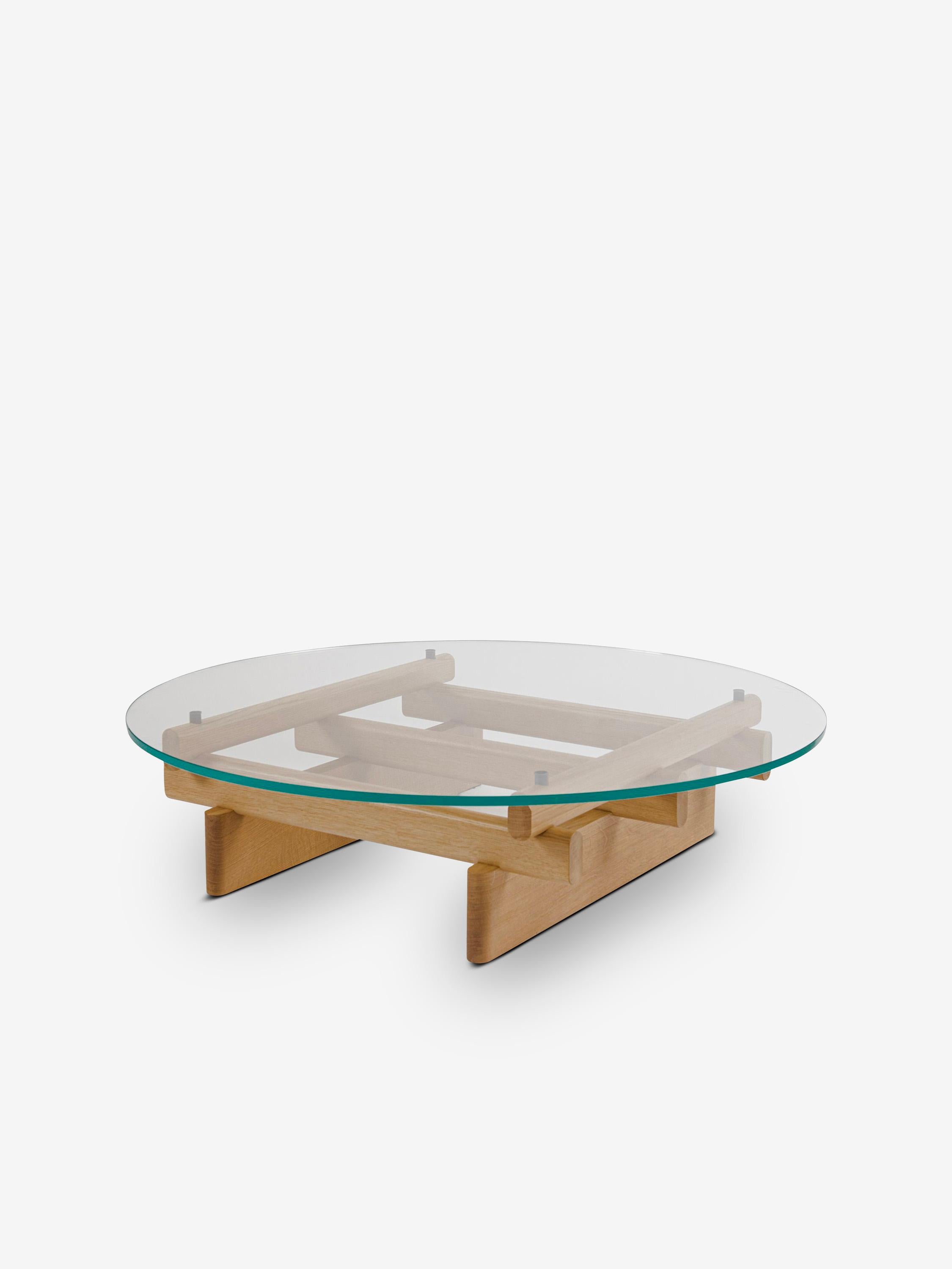italien 564 Sengu Round Coffee Table by with Clear Glass Top and Natural Oak Base Cassin en vente