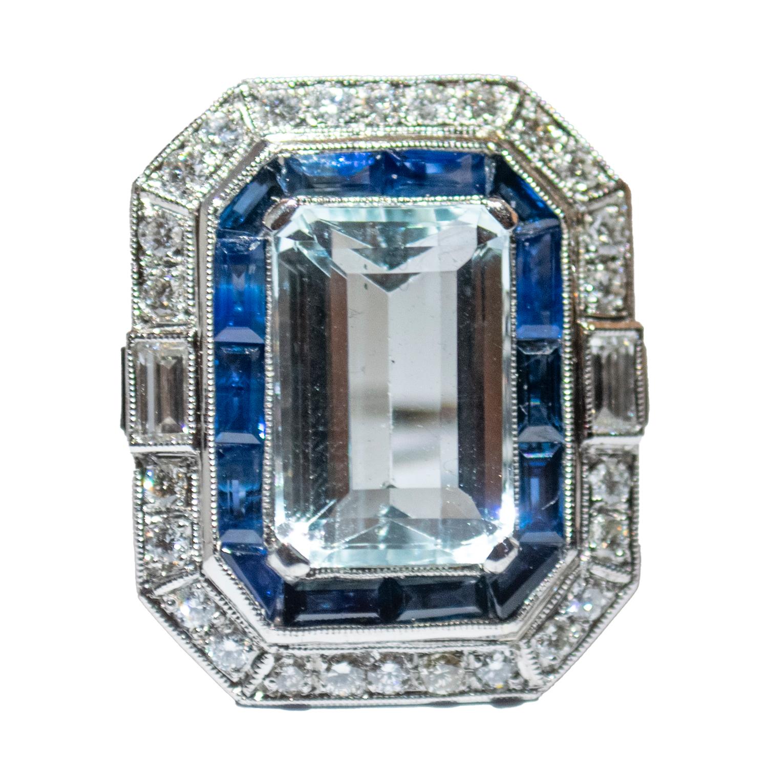 Elegante anello in platino in stile Art Déco, con una splendida acquamarina centrale e una combinazione di zaffiri e diamanti a taglio baguette e brillante. Un design senza tempo con armonia geometrica e gemme vibranti.

**IN PRONTA