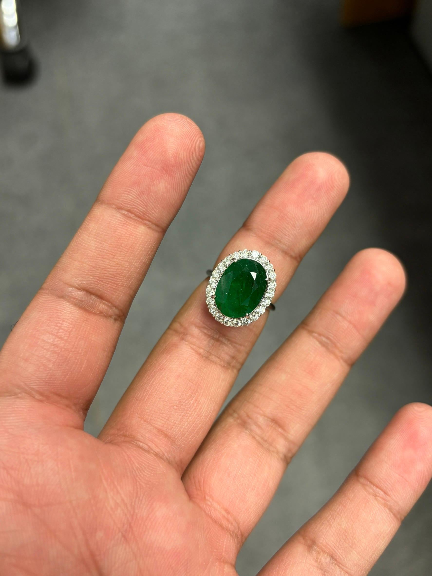5,65 Karat ovaler sambischer Smaragdring mit Halo-Diamanten aus 18 Karat Weißgold 10