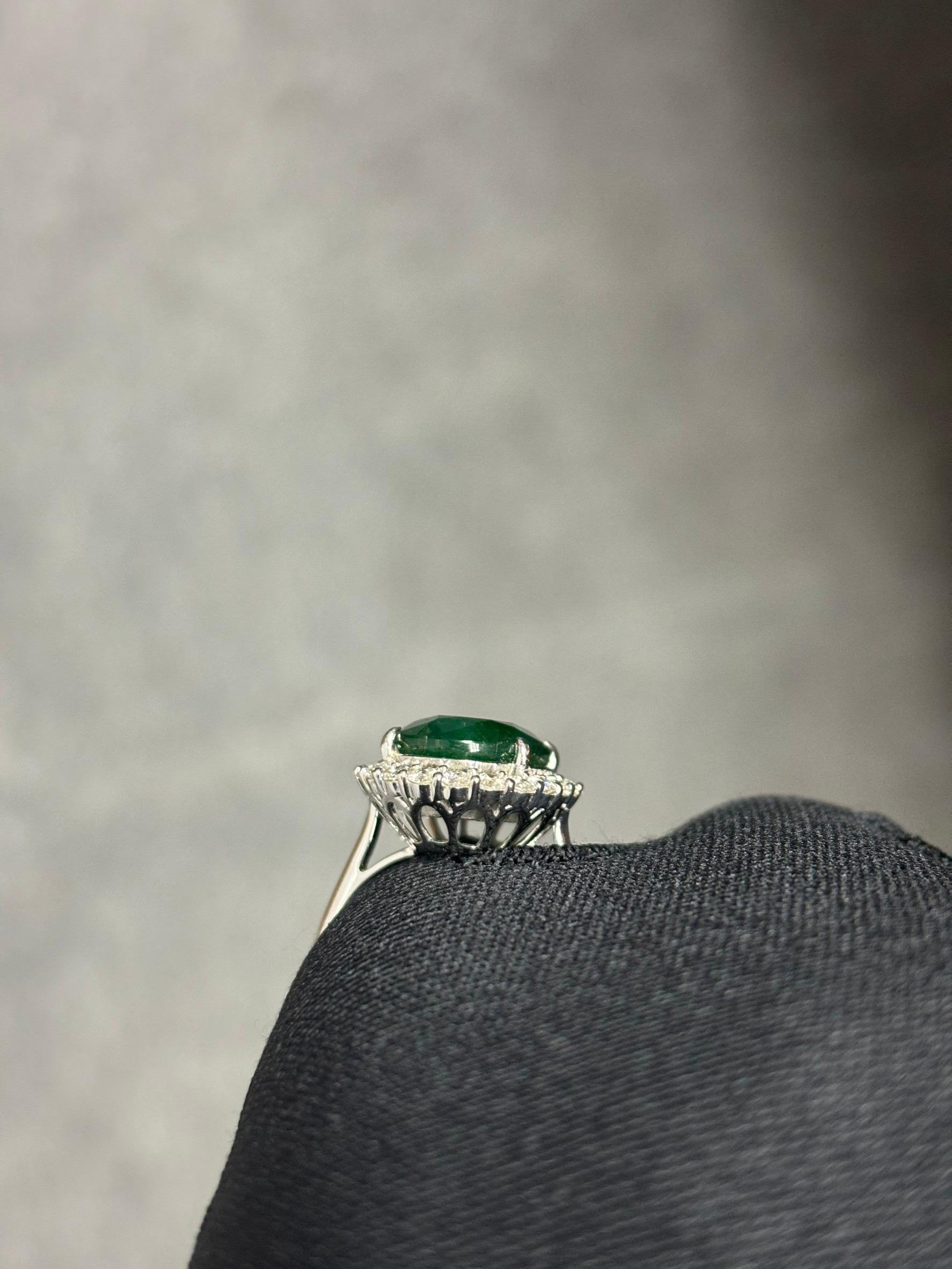 5,65 Karat ovaler sambischer Smaragdring mit Halo-Diamanten aus 18 Karat Weißgold 11