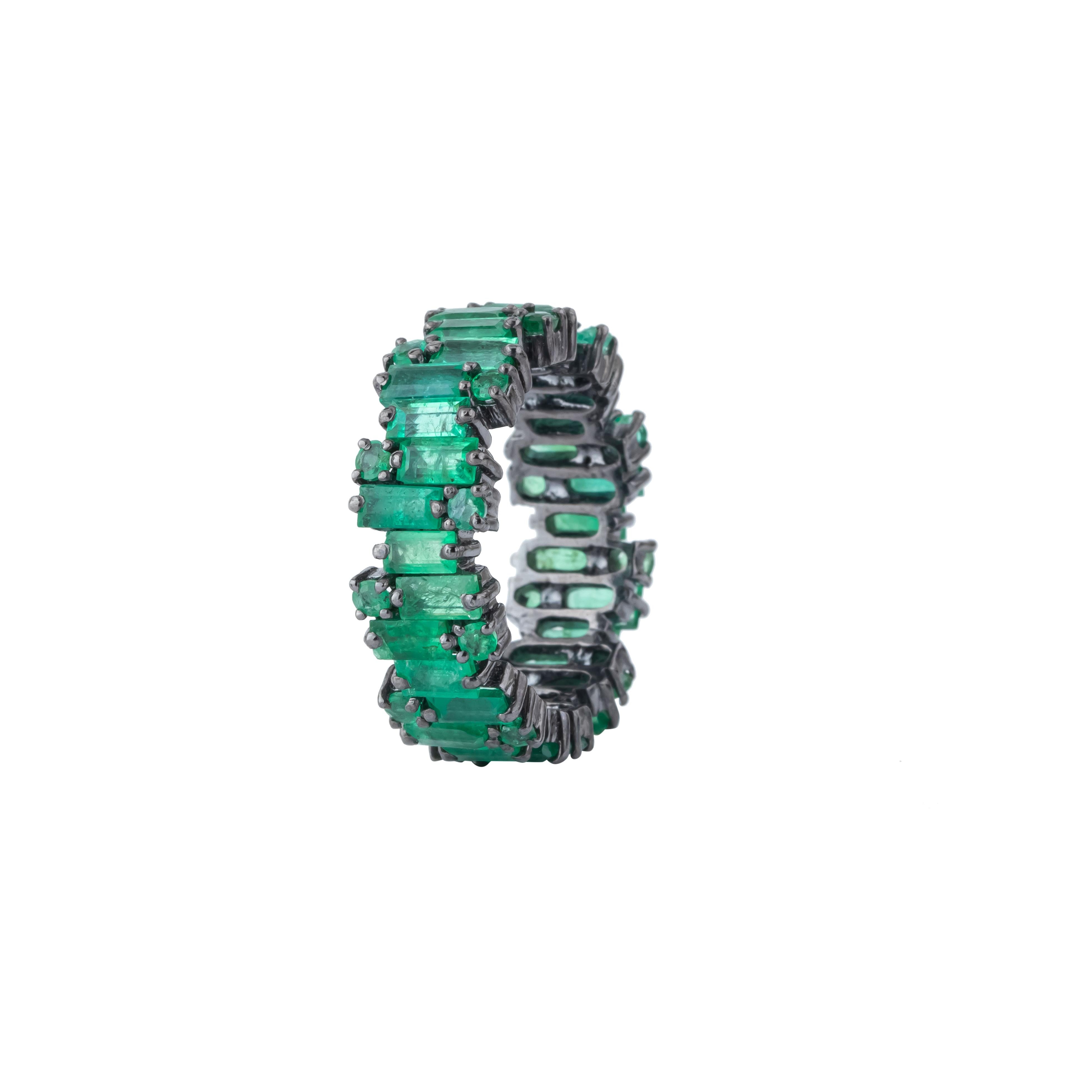 The 5.65 Carat Emerald Infinity Band Ring is a dazzling embodiment of timeless elegance and modern sophistication. This exquisite piece features a continuous loop of alternating emeralds, meticulously set to create a harmonious and captivating